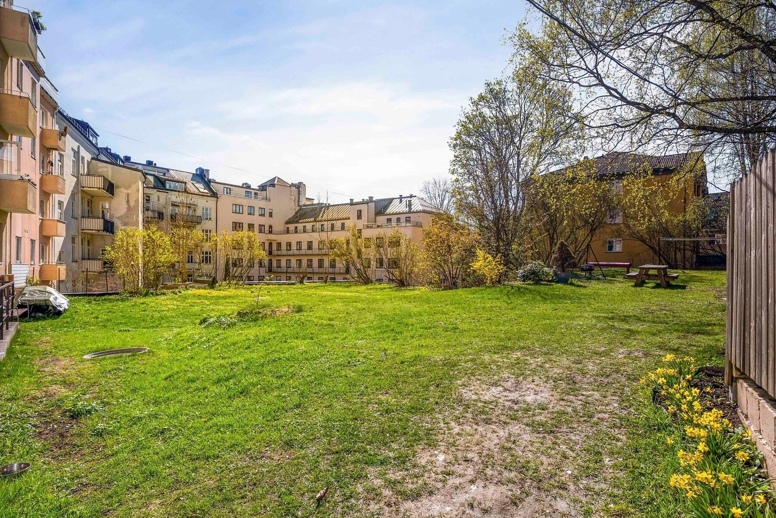 Koselig bakgård som bare blir penere mot sommeren Galleribilde