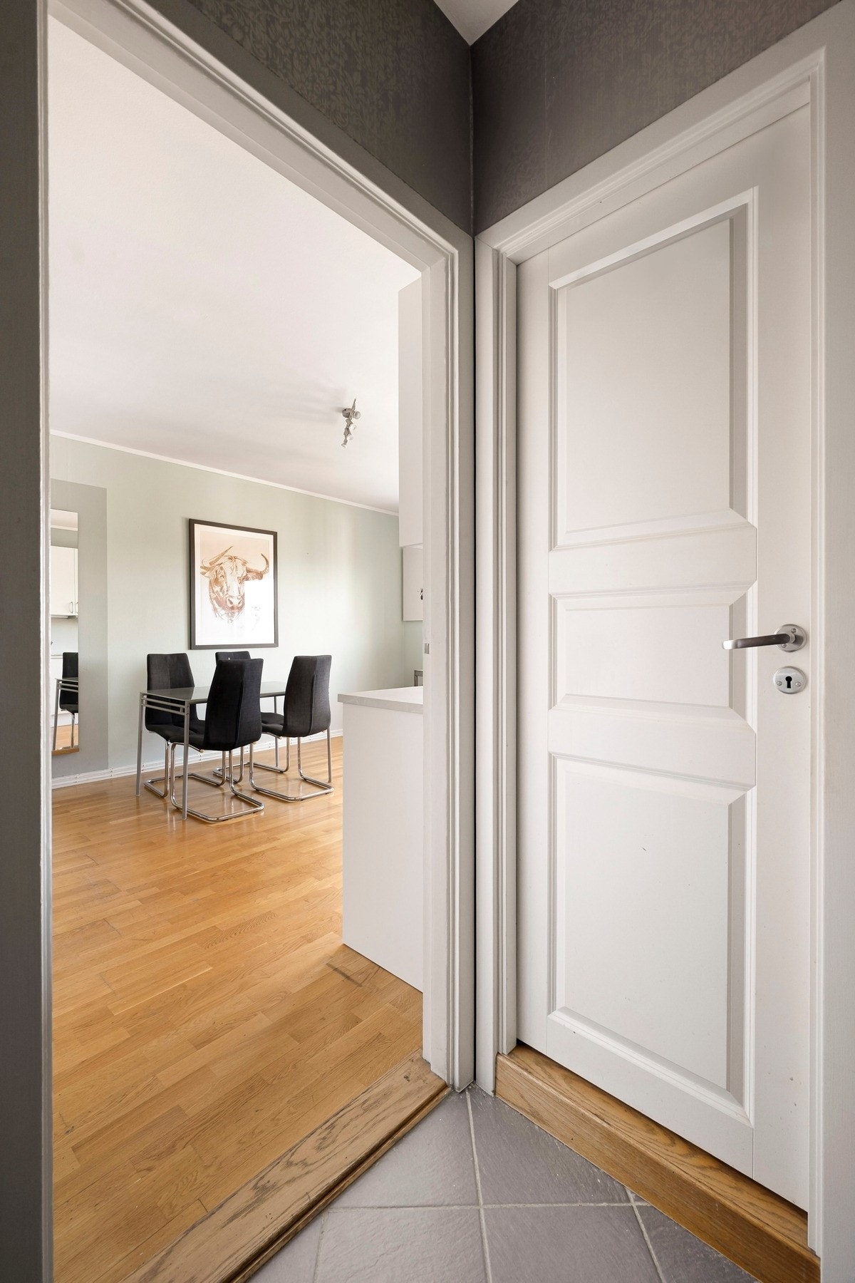Entreen har skyvedørsgarderobe Galleribilde