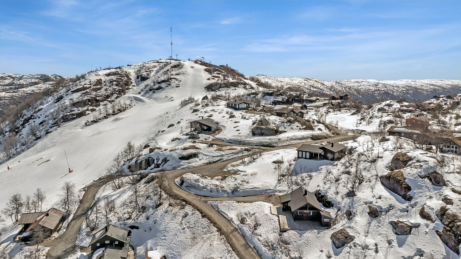 Hytta ligger rett ved alpinbakken - Her er det Ski in / Out Galleribilde