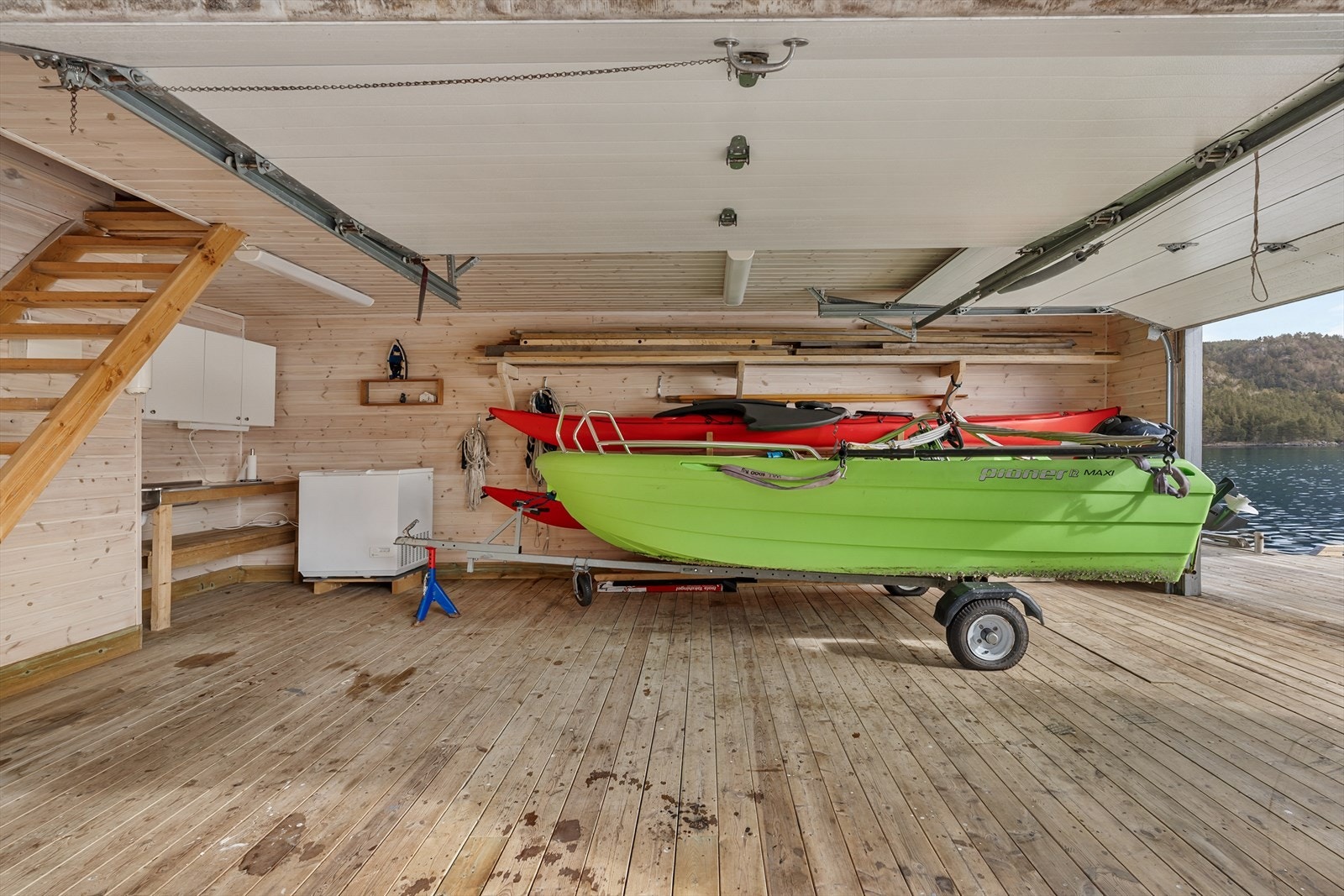 Naustet er romslig med god plass til både båt og lagring av fiske- og fritidsutstyr. Galleribilde