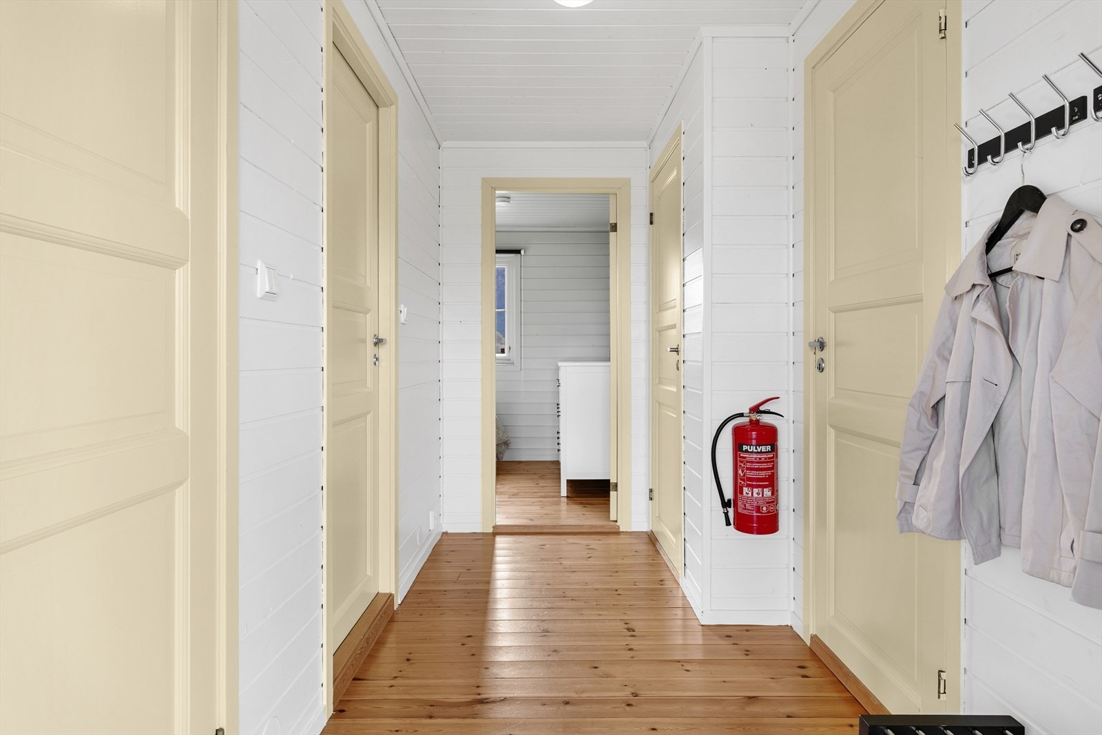 Fra gangen er det adkomst til bad, vaskerom og to av soverommene. Galleribilde
