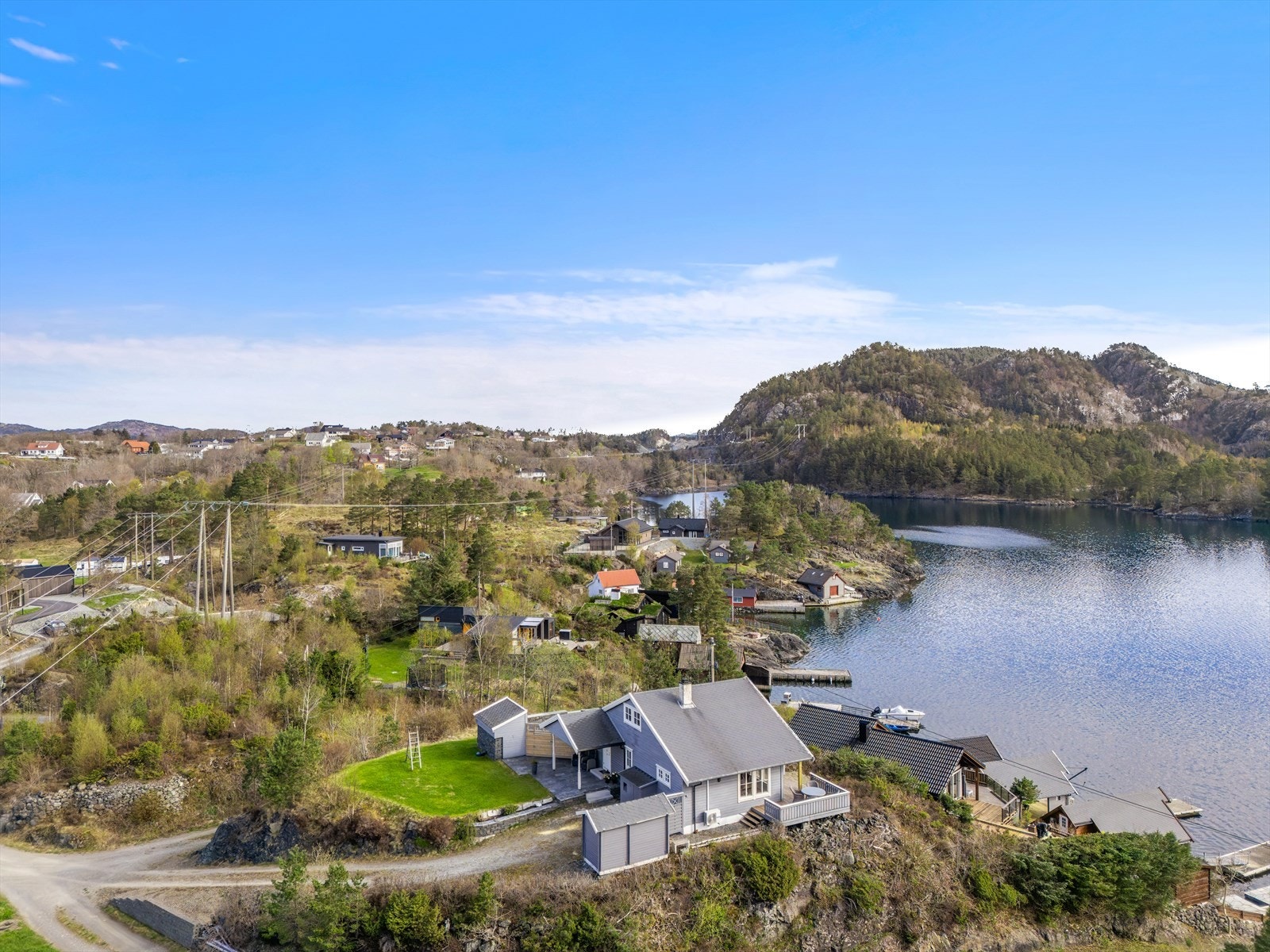 Fritidsboligen ligger idyllisk til like ved sjøen. Galleribilde
