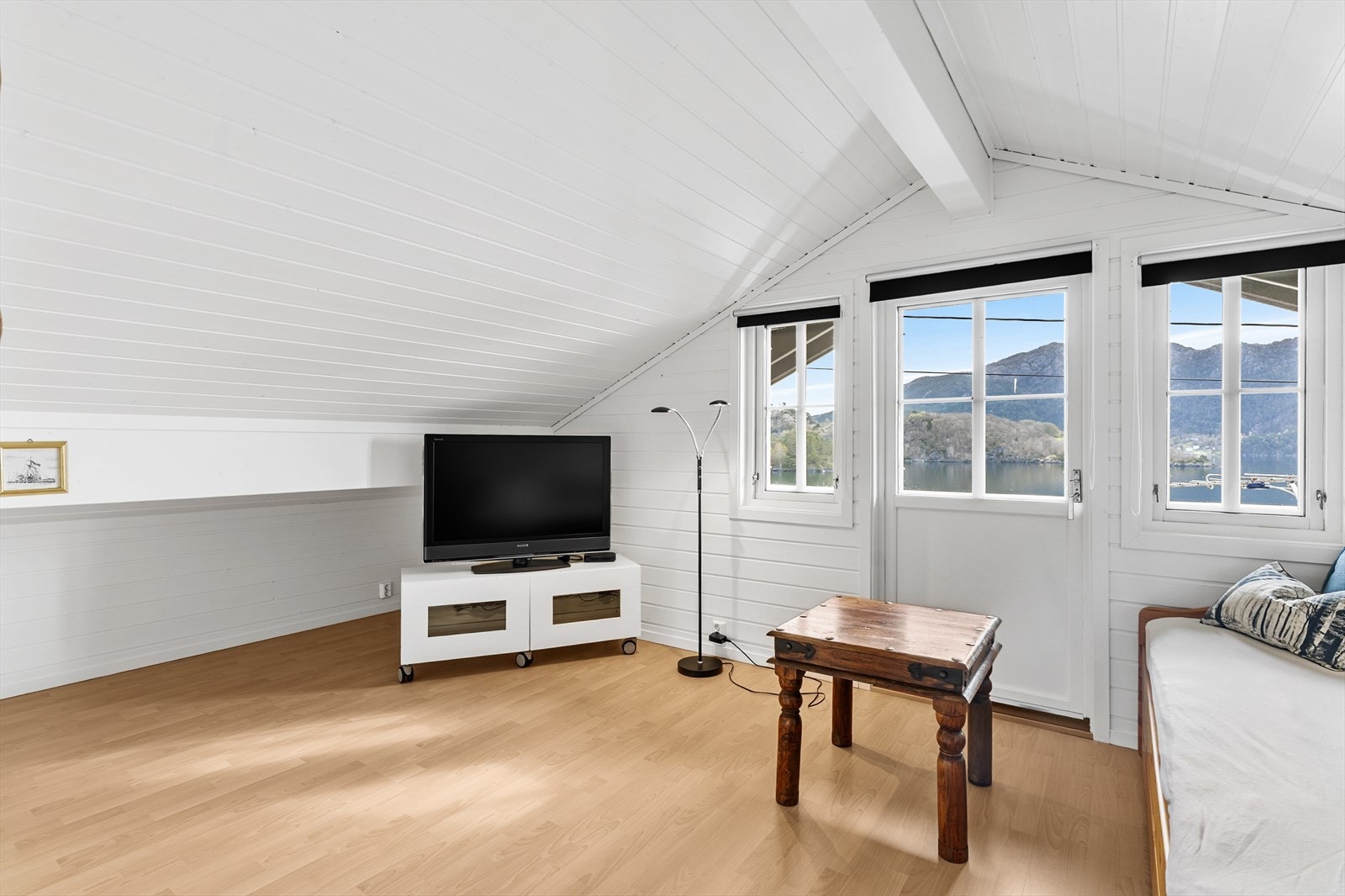 Fra loftstuen er det utgang til en balkong med flott utsikt over nærområdet. Galleribilde
