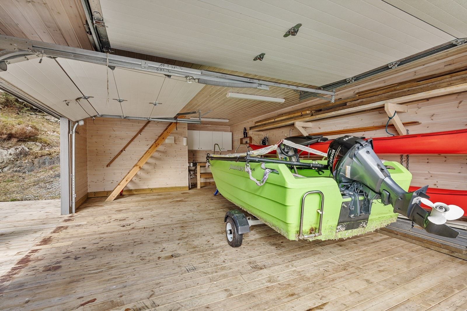 Enkel adkomst for båt med henger rett inn i naustet fra kaien. Galleribilde
