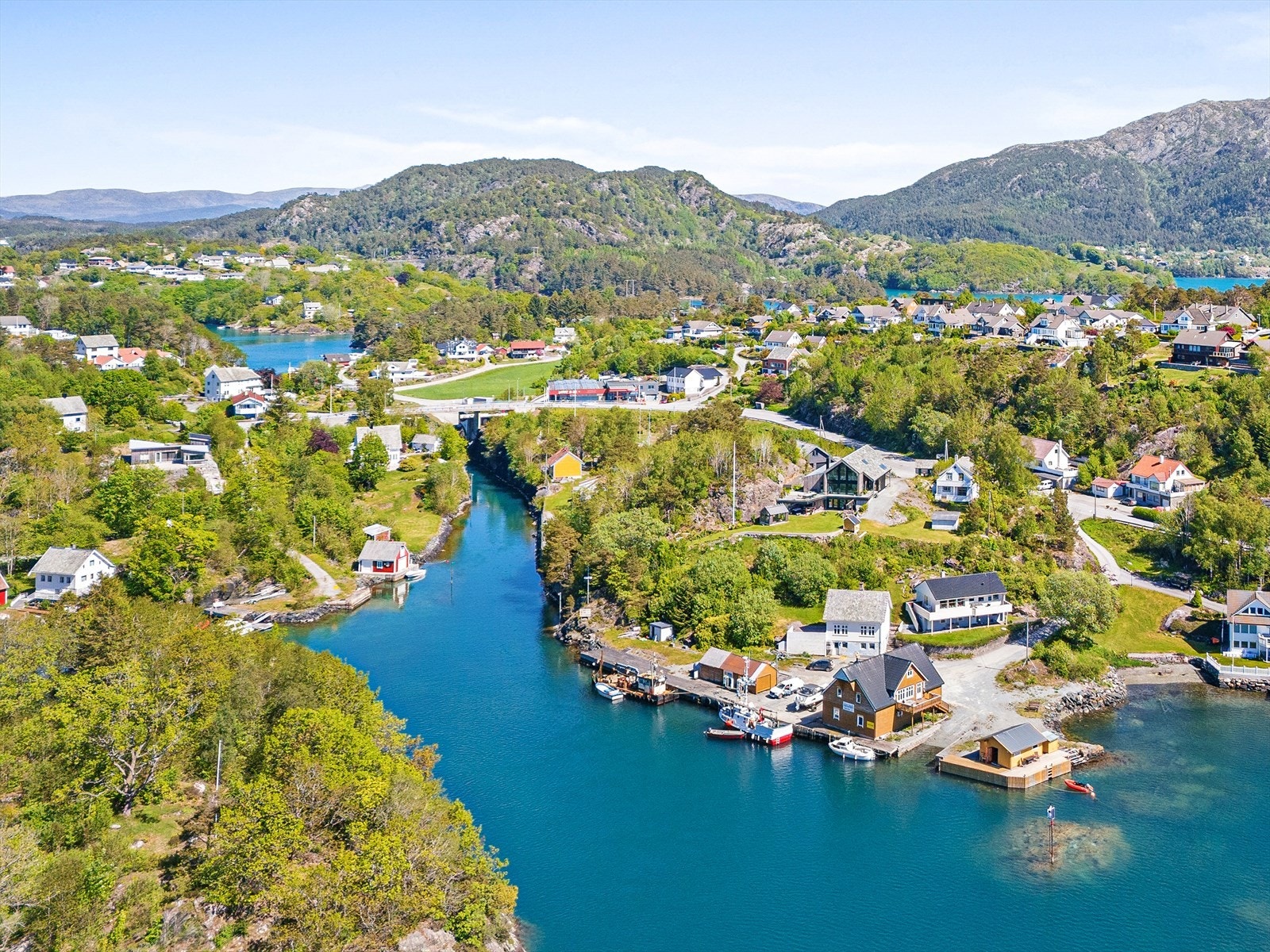 Beliggenheten ved den populære Kulleseidkanalen gir umiddelbar nærhet til et yrende sommerliv og et idyllisk kystmiljø. Galleribilde