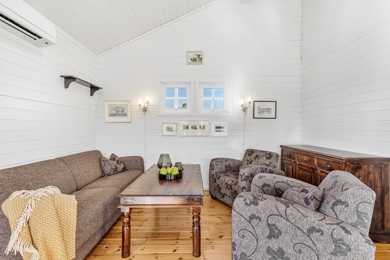 Stuen har god plass til en egen sofakrok for avslapning. Galleribilde
