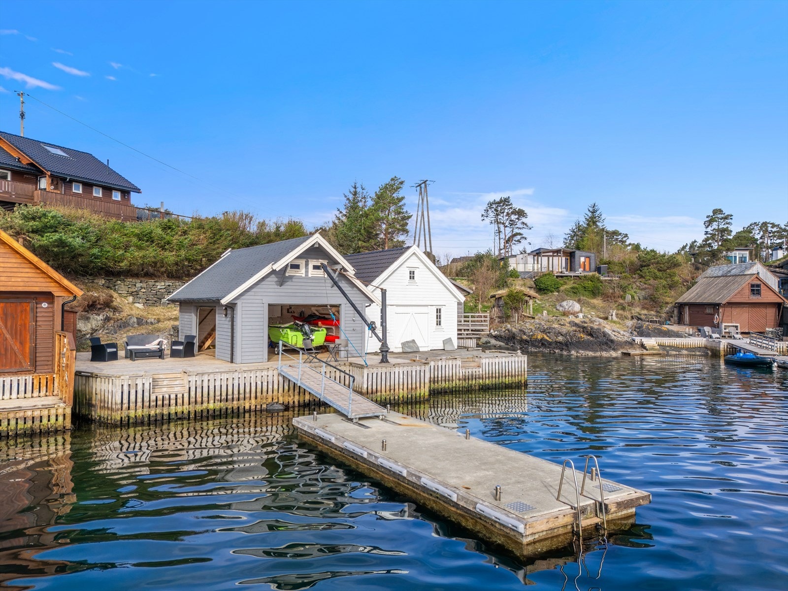 Eiendommen inkluderer et romslig naust fra 2002 med kai og flytebrygge, perfekt for båtliv i den vakre skjærgården. Galleribilde