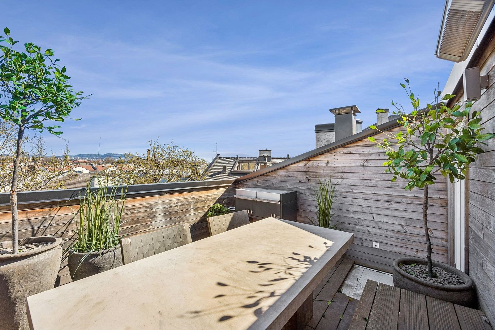 Takterrasse med fantastisk utsikt, perfekt for grilling og sosialt samvær Galleribilde