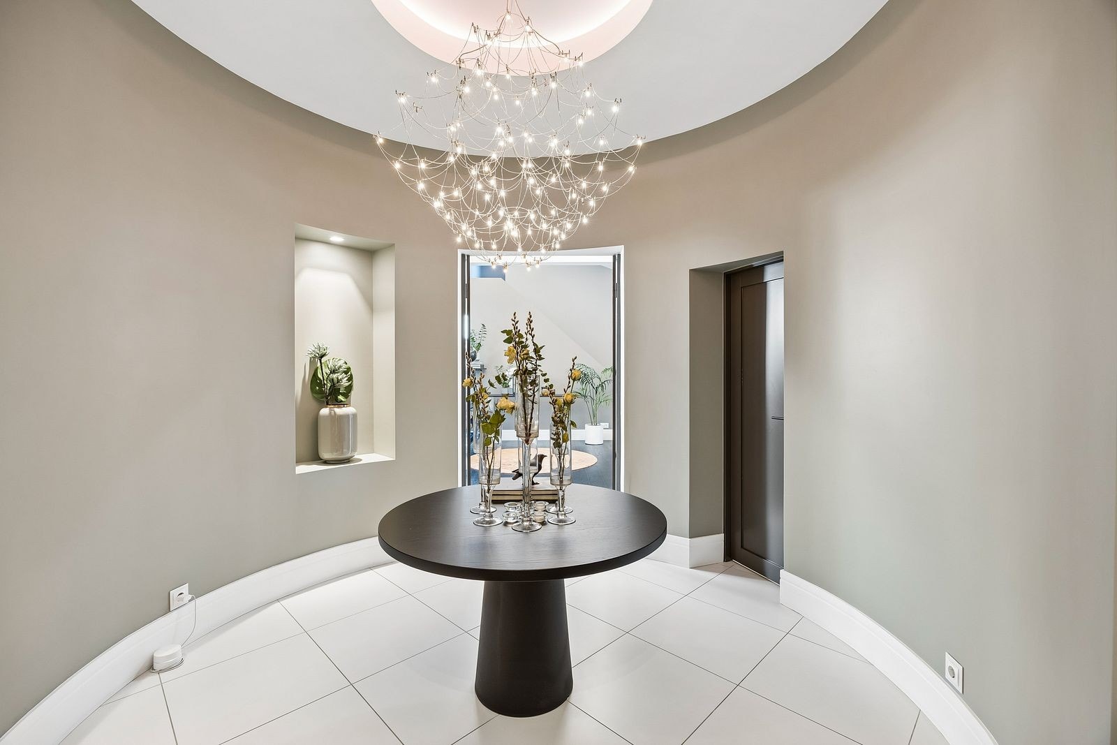 Hall som gir et meget godt første inntrykk når man kommer inn i leiligheten Galleribilde
