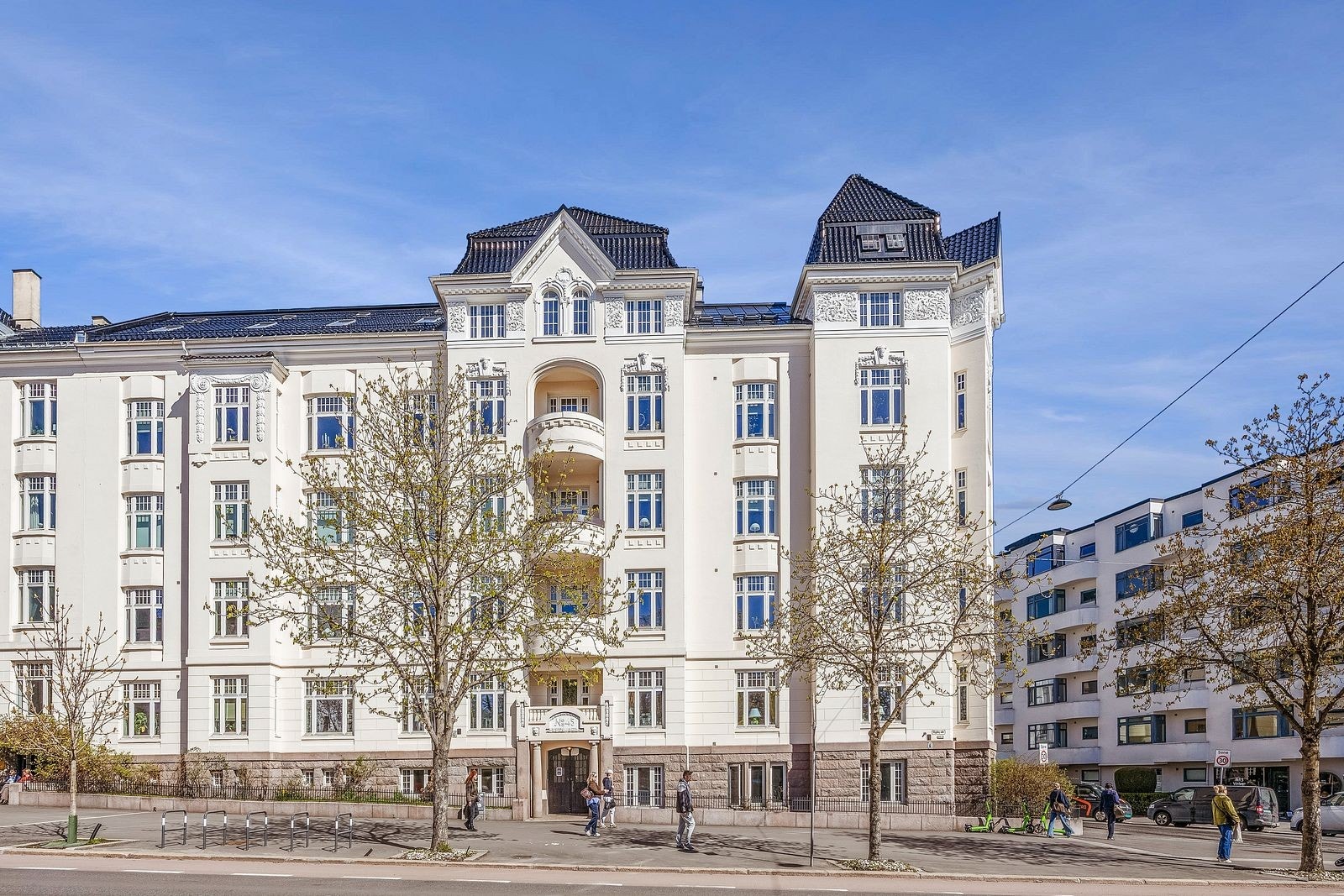 Velkommen til en særdeles eksklusiv og lekkert møblert toppleilighet med attraktiv beliggenhet! Galleribilde