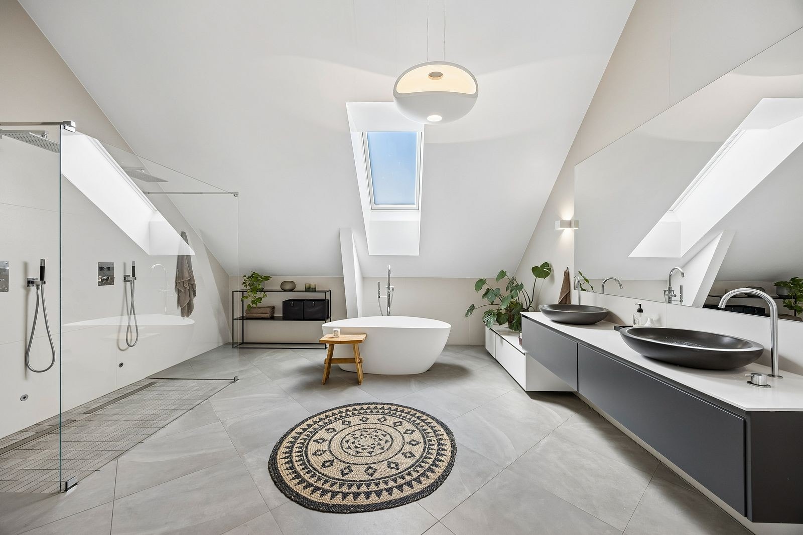 Lekkert bad med dobbeldusj og badekar Galleribilde