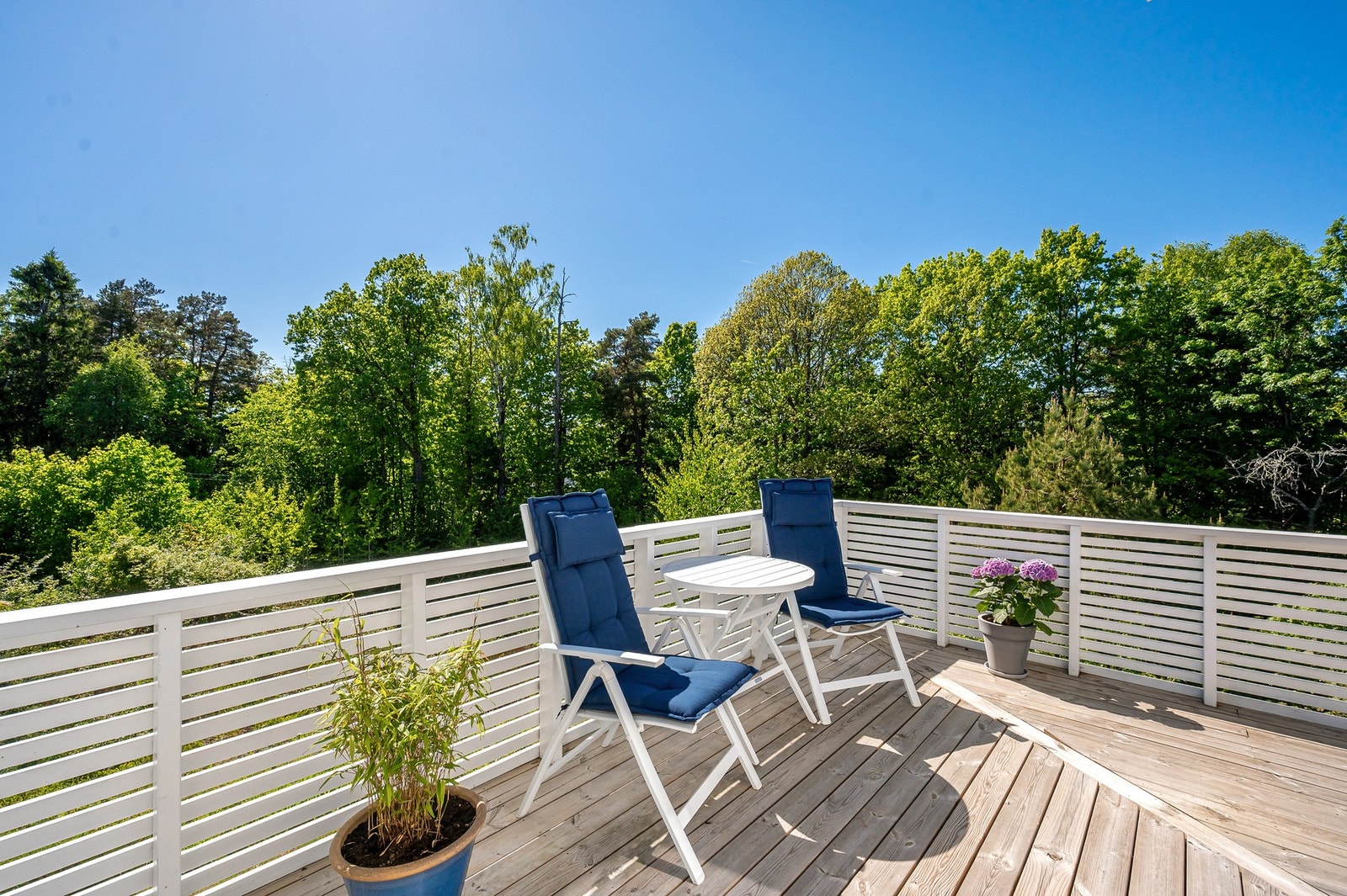 Veranda med utgang fra stue ligger høyt og fritt med mye sol. Galleribilde