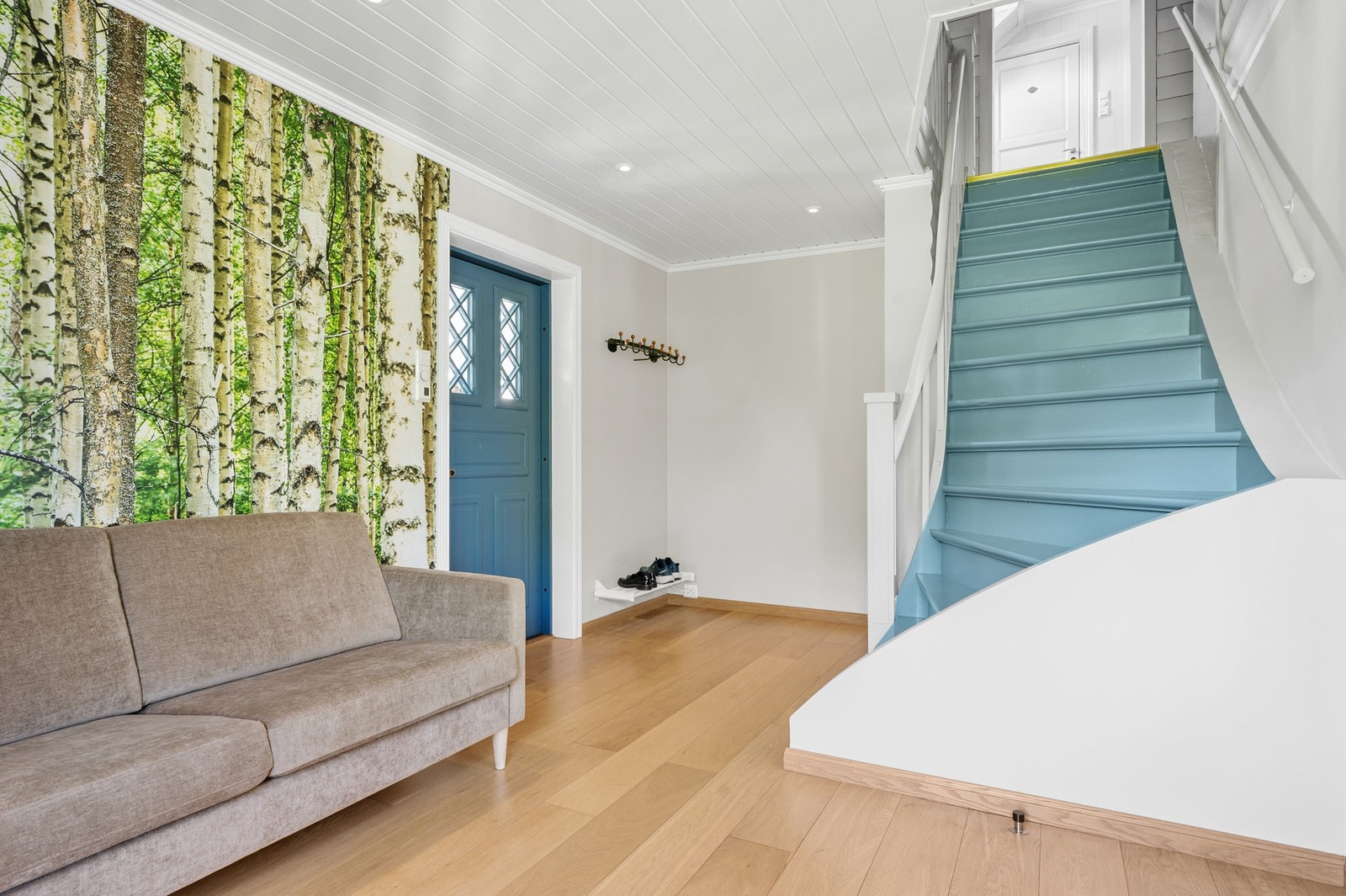 Fra gangen er det tilgang både til loftsetasjen og underetasje ned til leilighet. Galleribilde