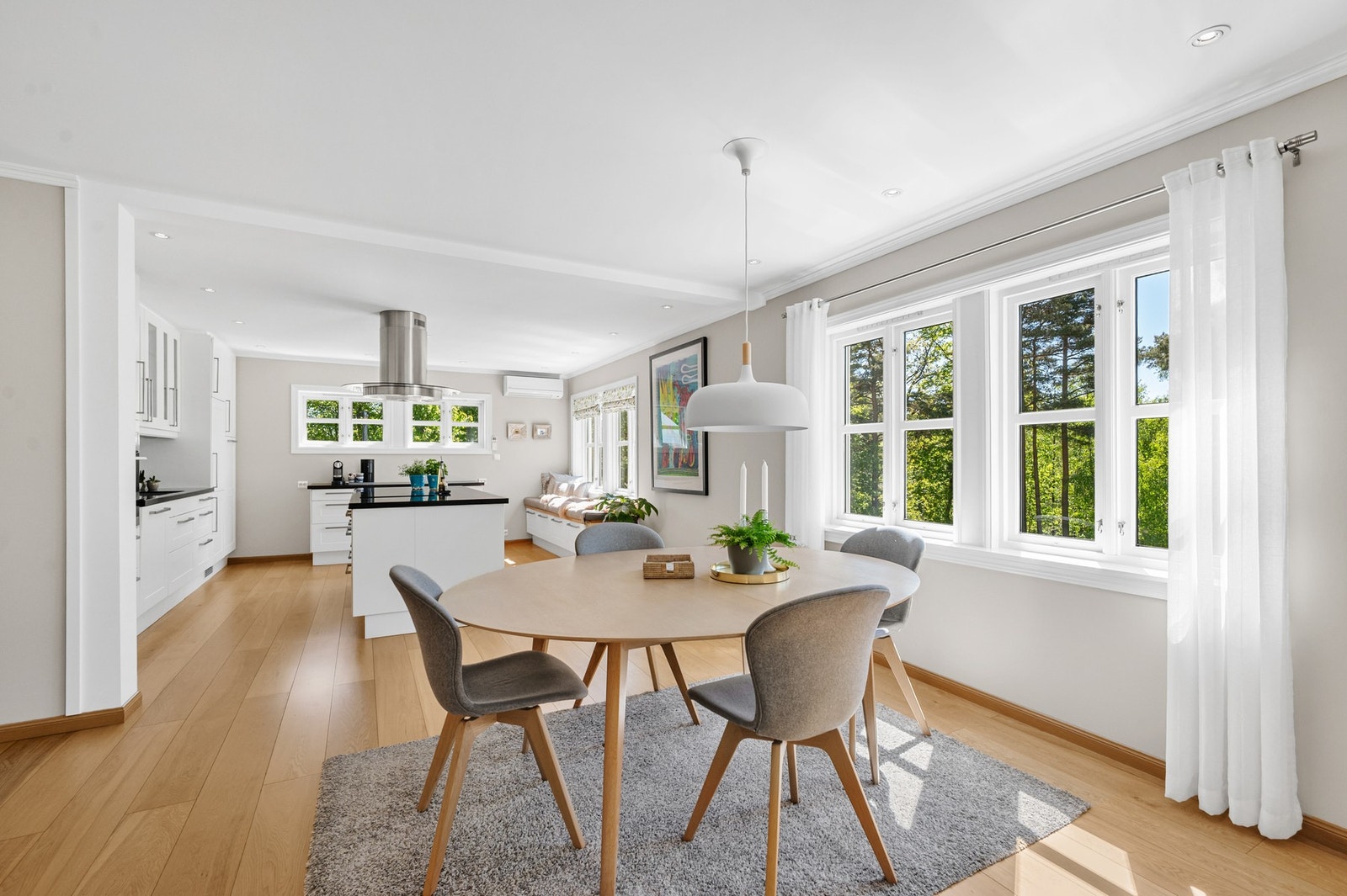 God plass til både matlaging, spisebord og sosialt samvær. Galleribilde
