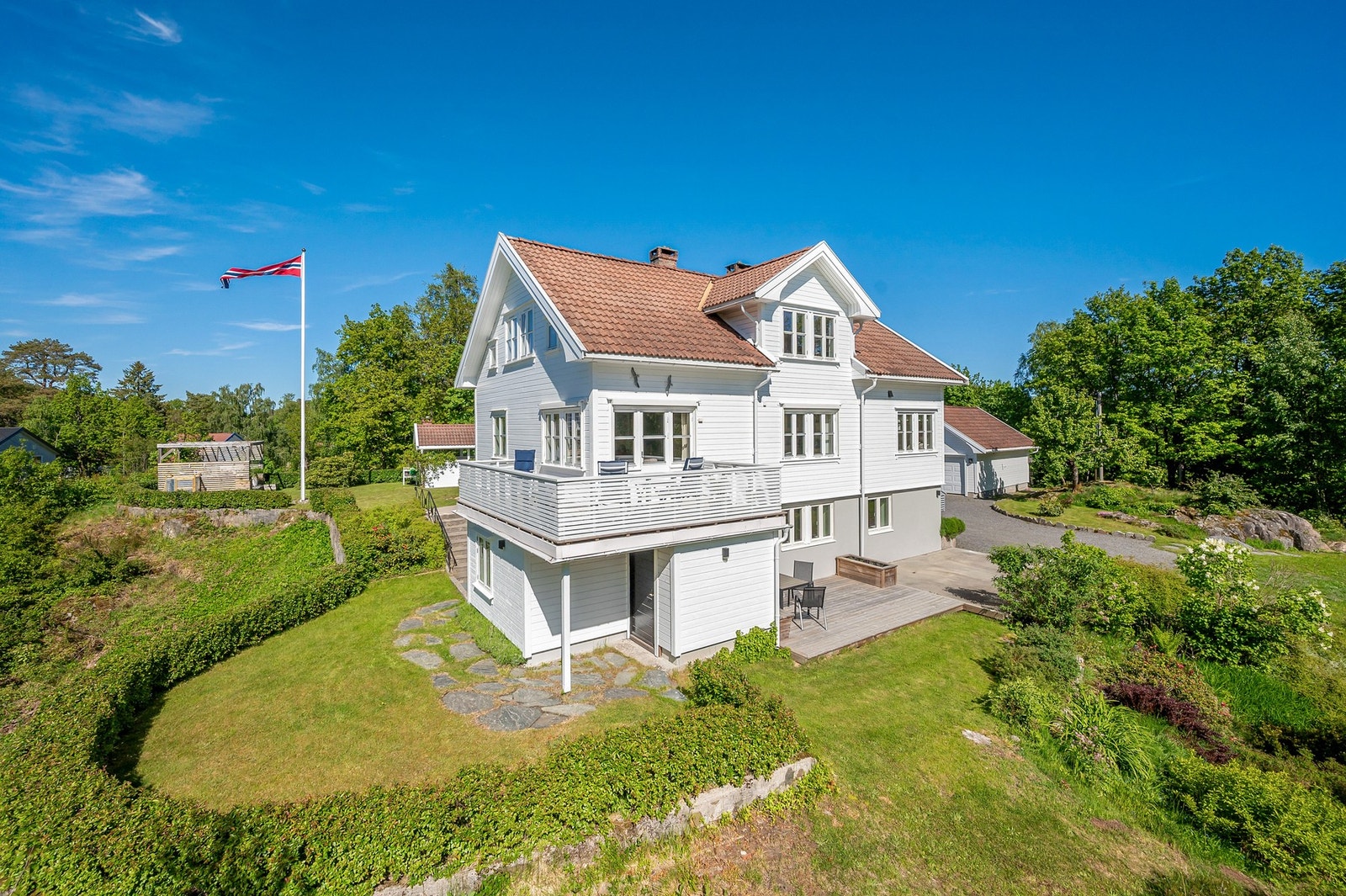 Praktisk utvendig bod med gode lagringsmuligheter. Område rundt har naturlig vegetasjon som gir en naturnær følelse.
Perfekt for barn med god boltreplass i trygge omgivelser. Galleribilde
