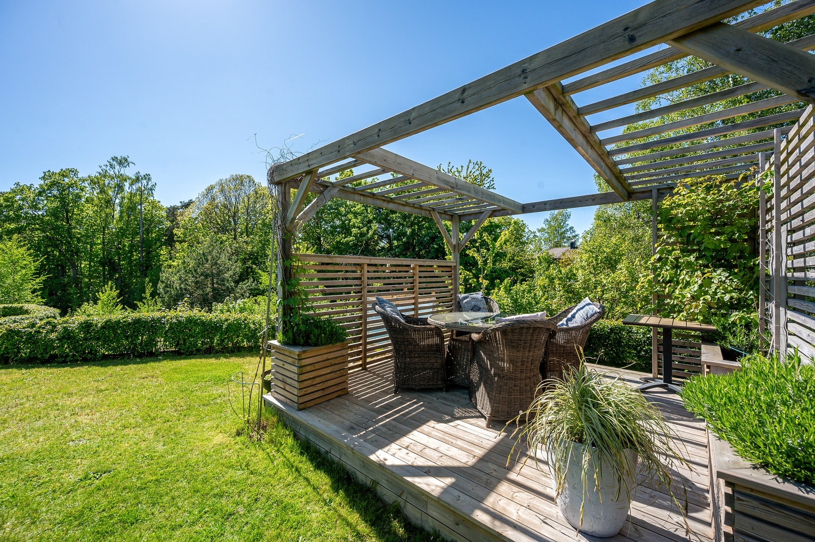 Moderne pergola i stilren utførelse som skaper lune soner. Perfekt for avslapning og hyggelige uteopphold. Galleribilde