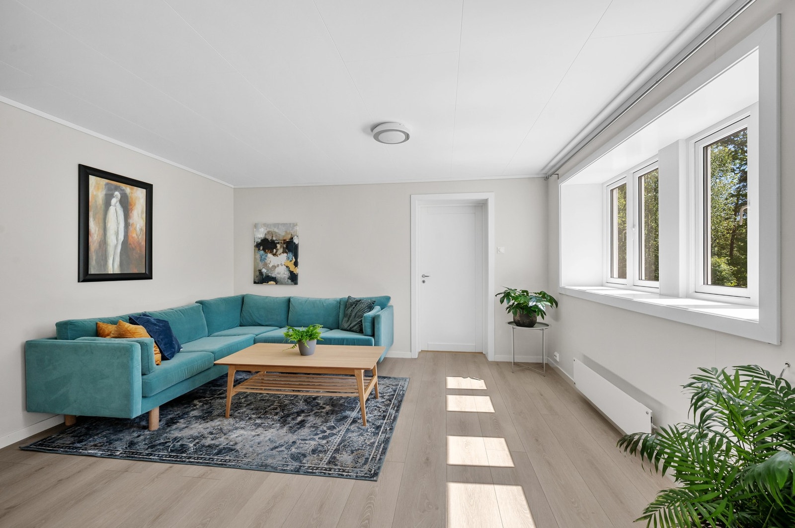 Underetasjen inneholder en egen og attraktiv boenhet med egen inngang samt tilgang fra hovedbolig. Galleribilde