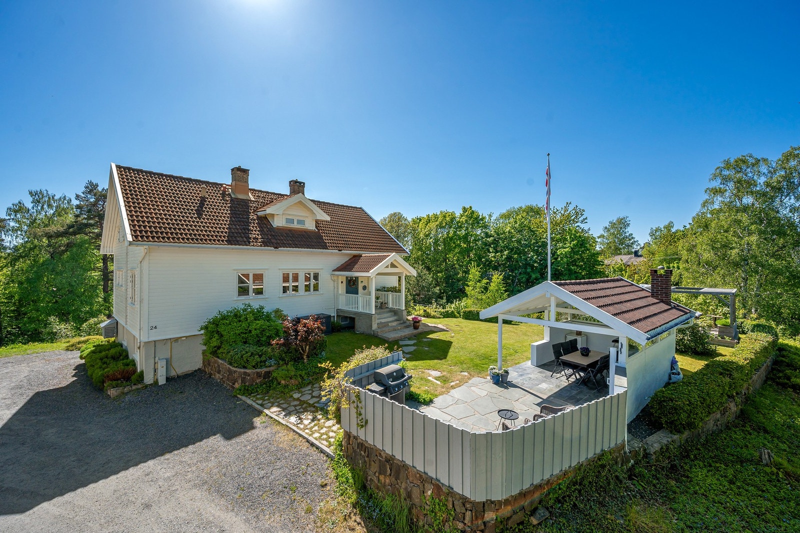 Frittliggende grillstue med flislagt gulv og god standard.
Innredet utegrill og gode arbeidsflater. Galleribilde