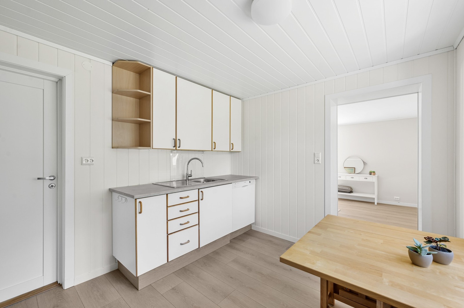 Kjøkken med plass til eget bord. Galleribilde