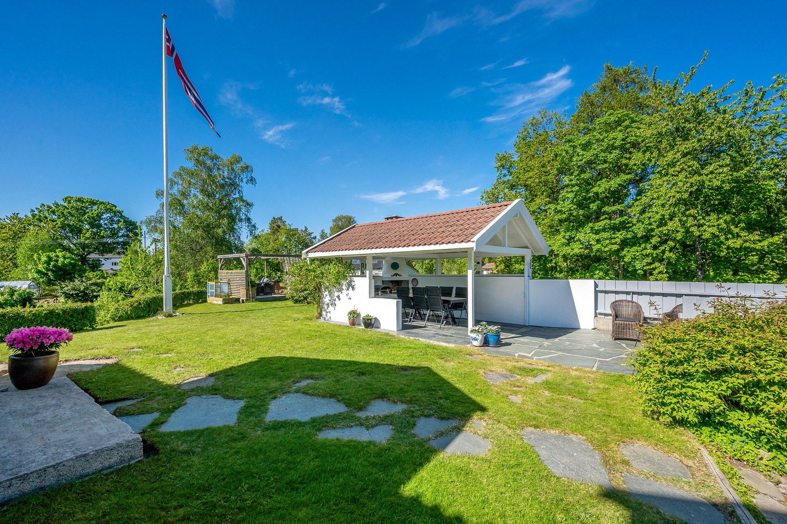 Velstelte hekker og beplantning som skaper et pent og innbydende uttrykk. Galleribilde