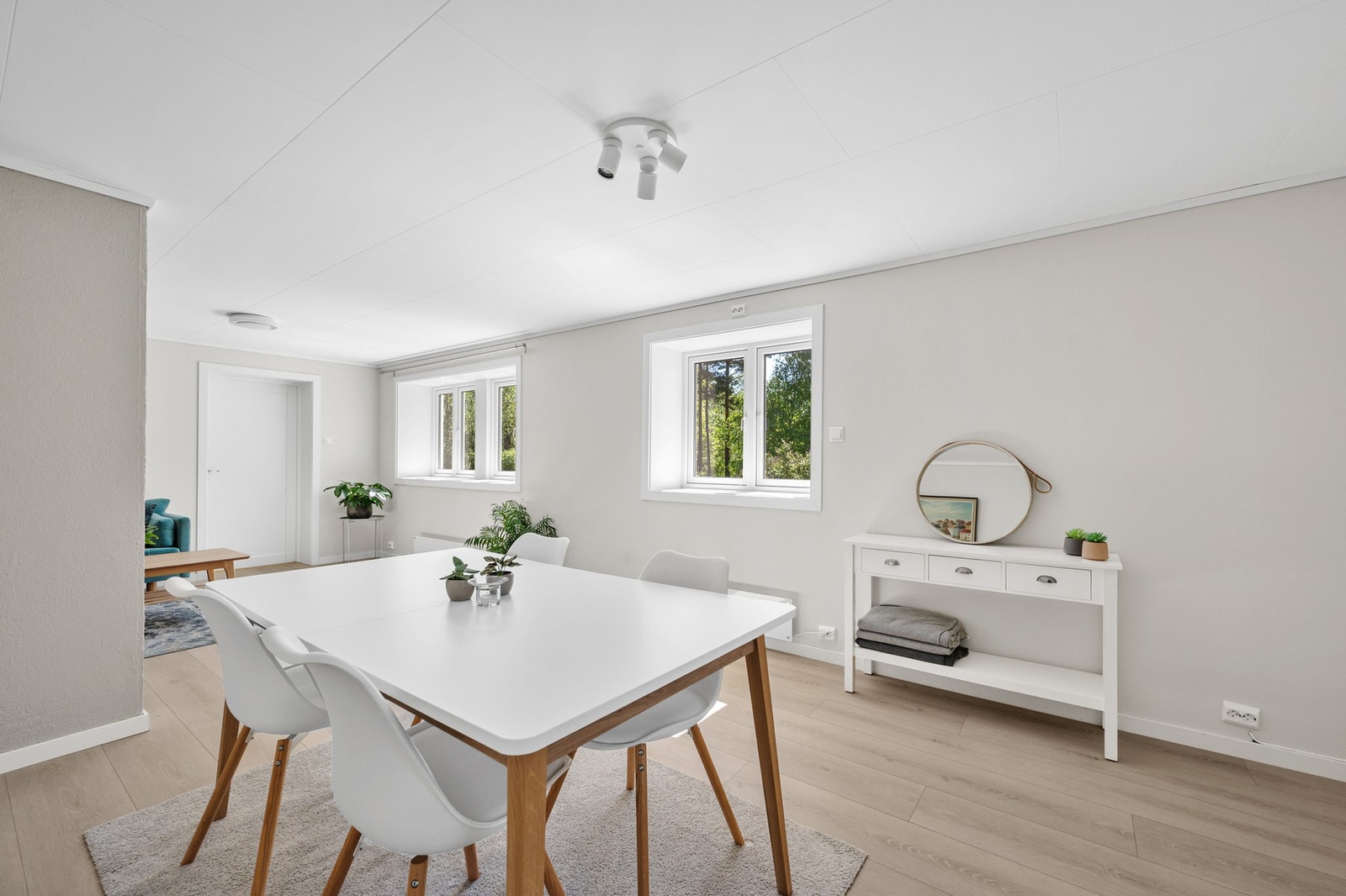 Stue og spisestue i leiligheten oppleves åpent, moderne og lyst. Galleribilde