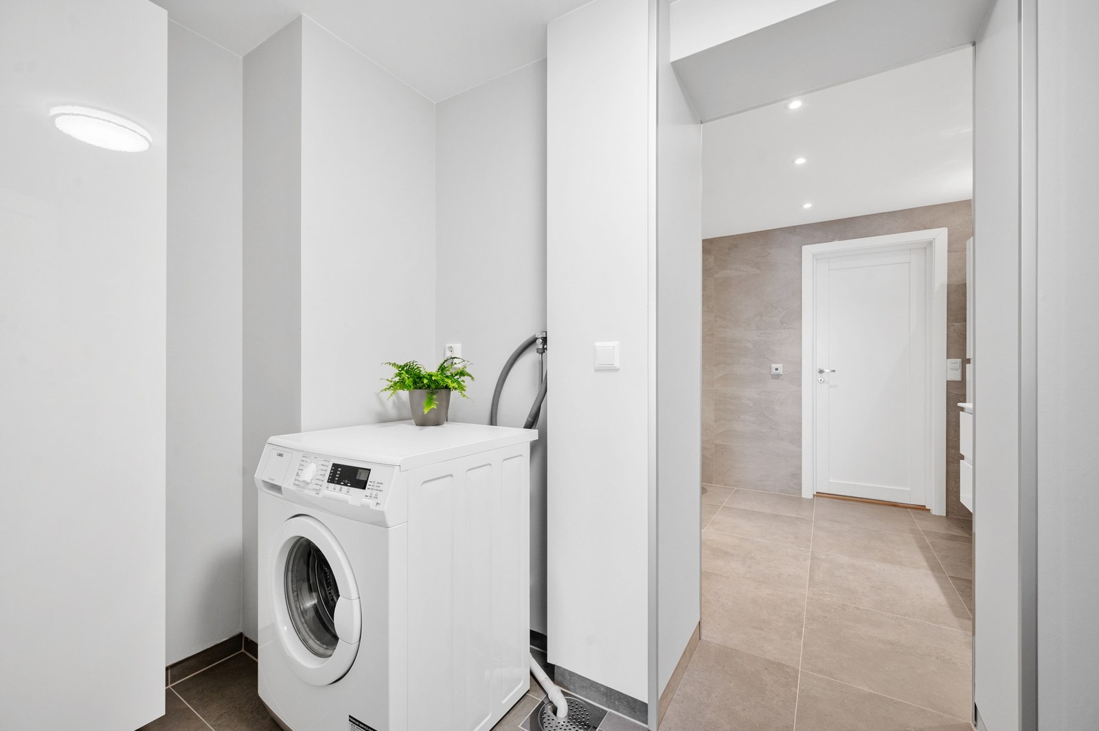 Eget vaskerom med praktisk løsning i tilknytning til badet. Galleribilde
