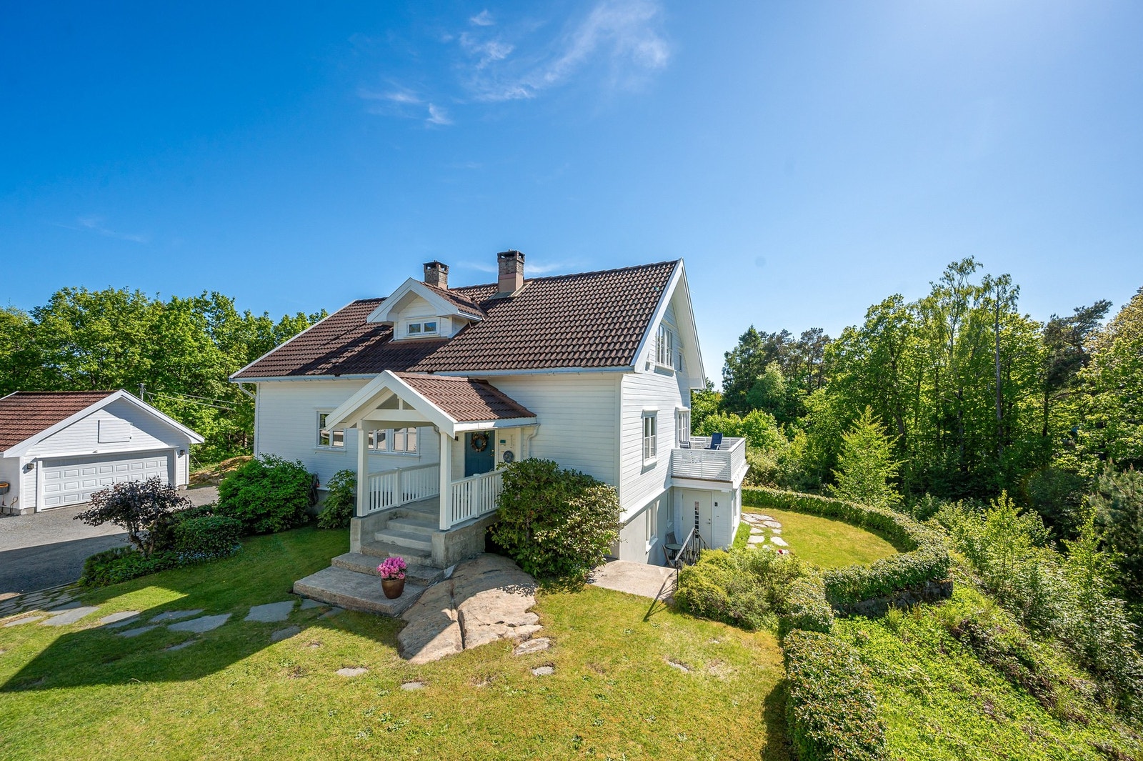 Innbydende, overbygget inngangsparti. Galleribilde