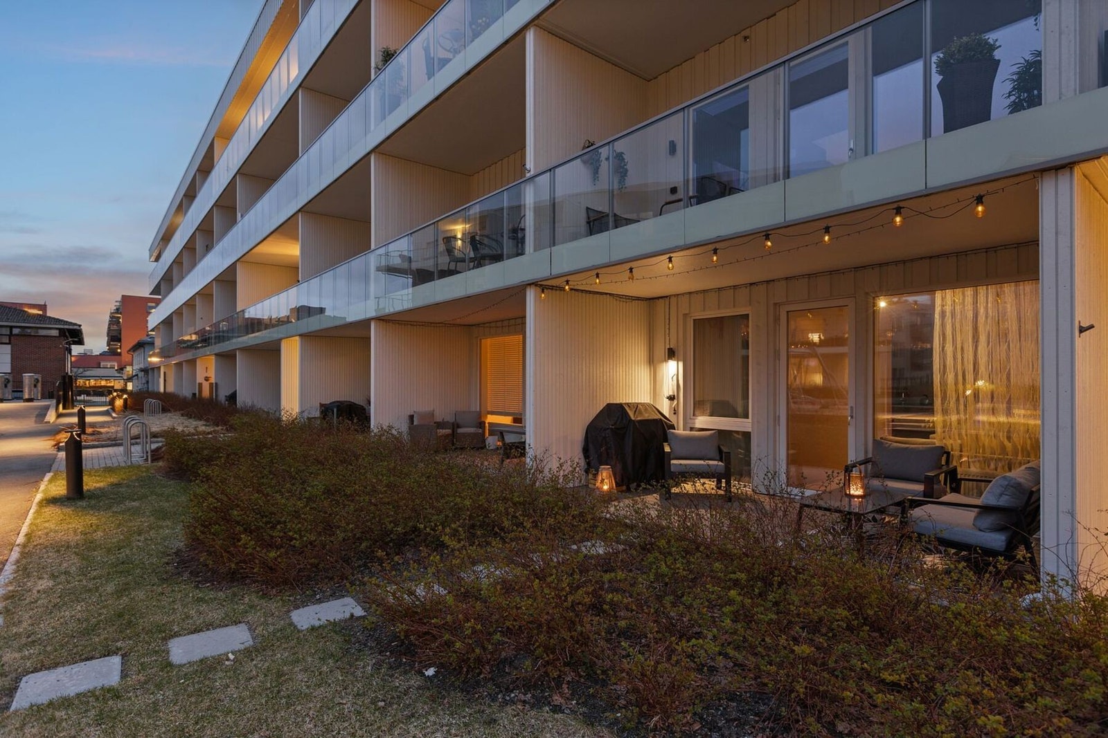 Her får du en innbydende terrasse med fin beliggenhet mot frodige og velholdte fellesarealer. Galleribilde