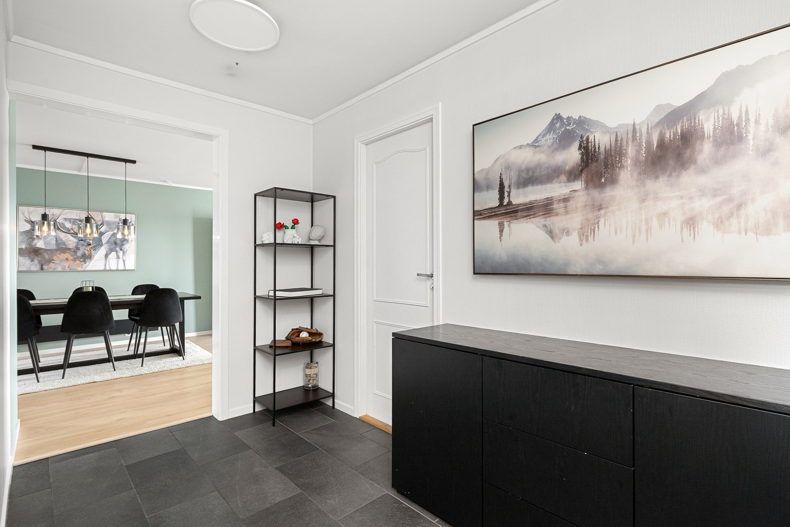 Den romslige entréen gir gode oppbevaringsmuligheter. I tillegg har leiligheten egen bod på fellesarealet Galleribilde