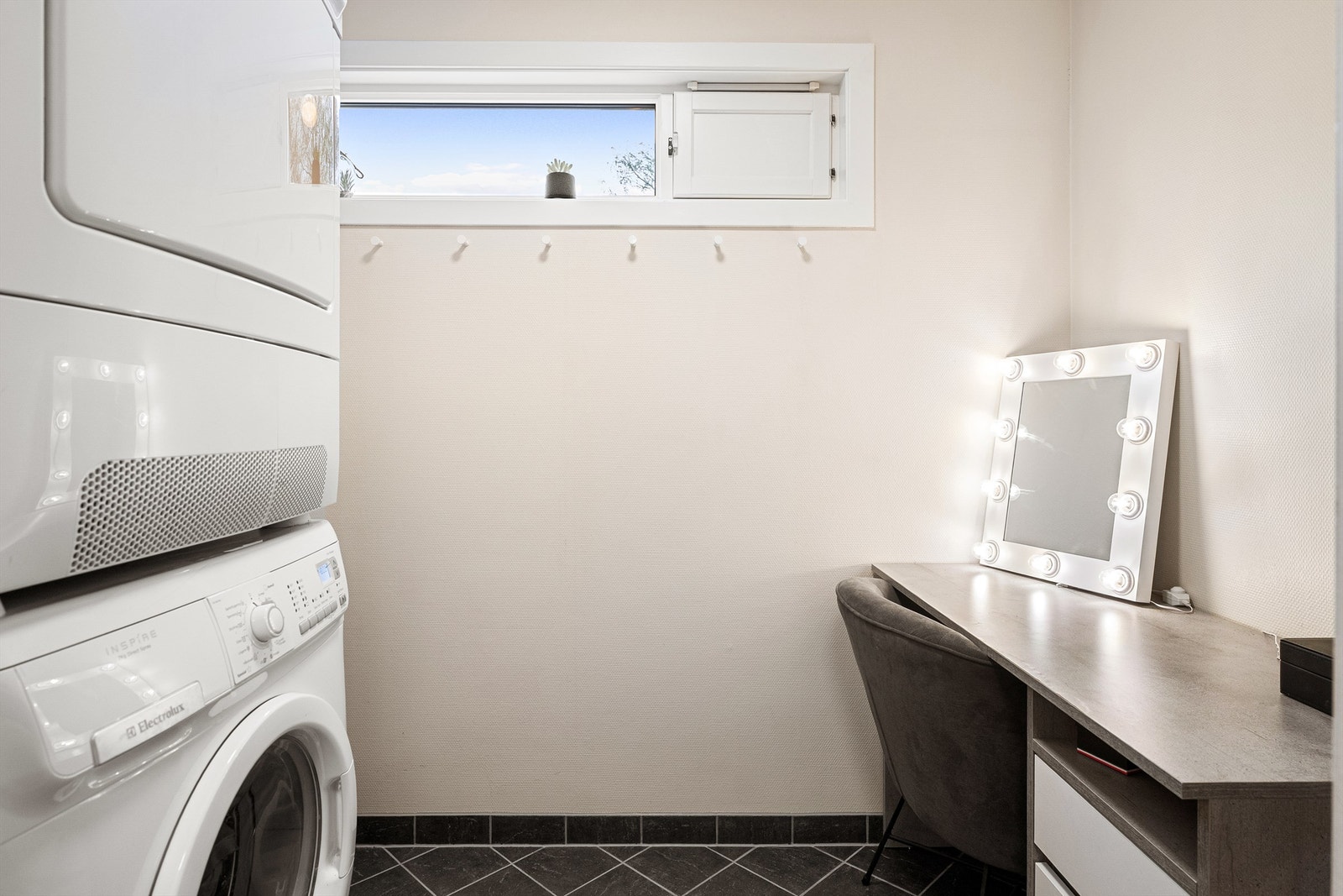 Fra badet kommer man videre til en separat bod med opplegg for vaskemaskin Galleribilde
