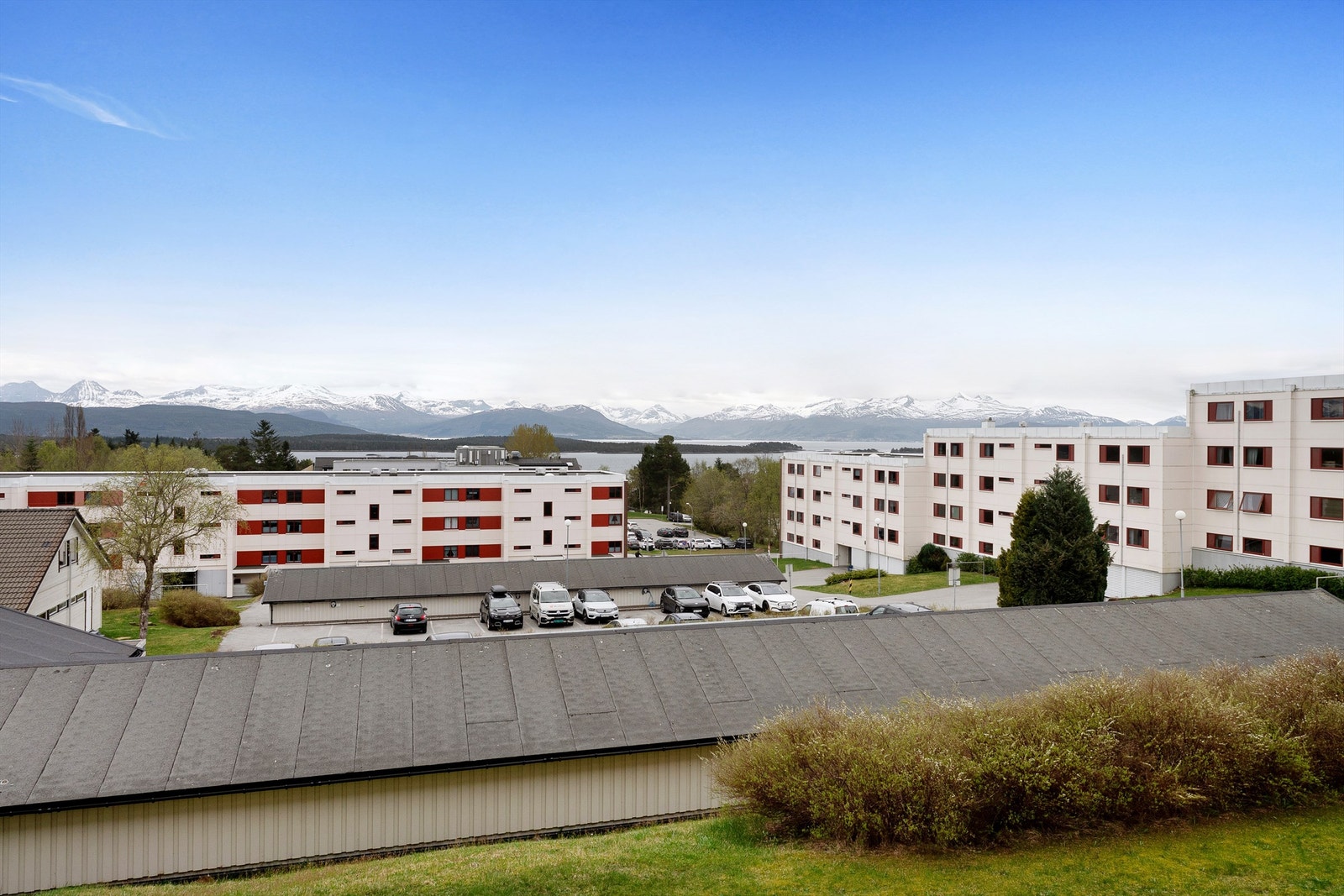 Fra balkongen er det nydelig utsikt mot fjorden og det vakre Moldepanoramaet Galleribilde