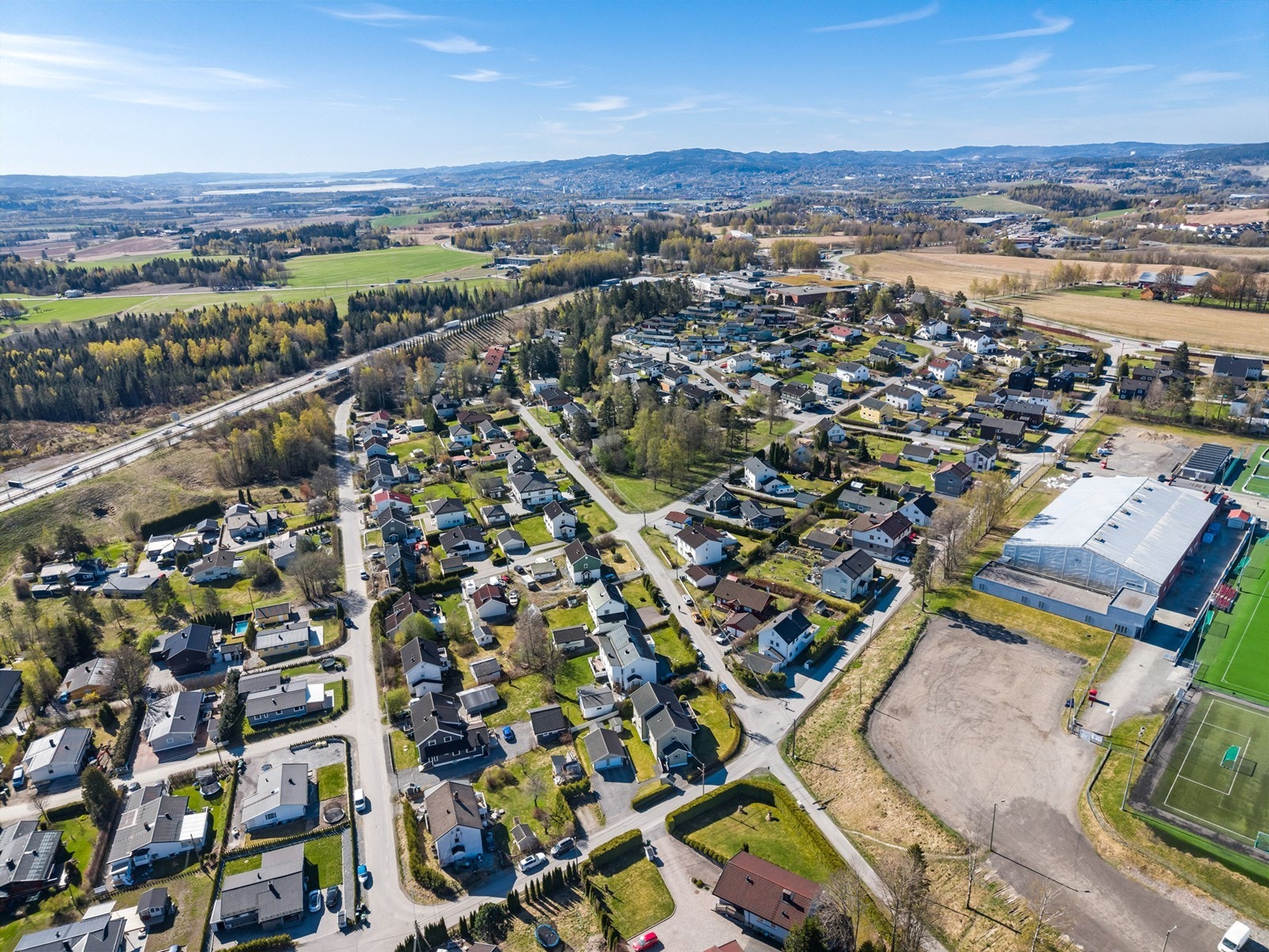 Eiendommen ligger i et etablert og rolig boligområde på Skedsmokorset. Gangavstand til alt du trenger Galleribilde