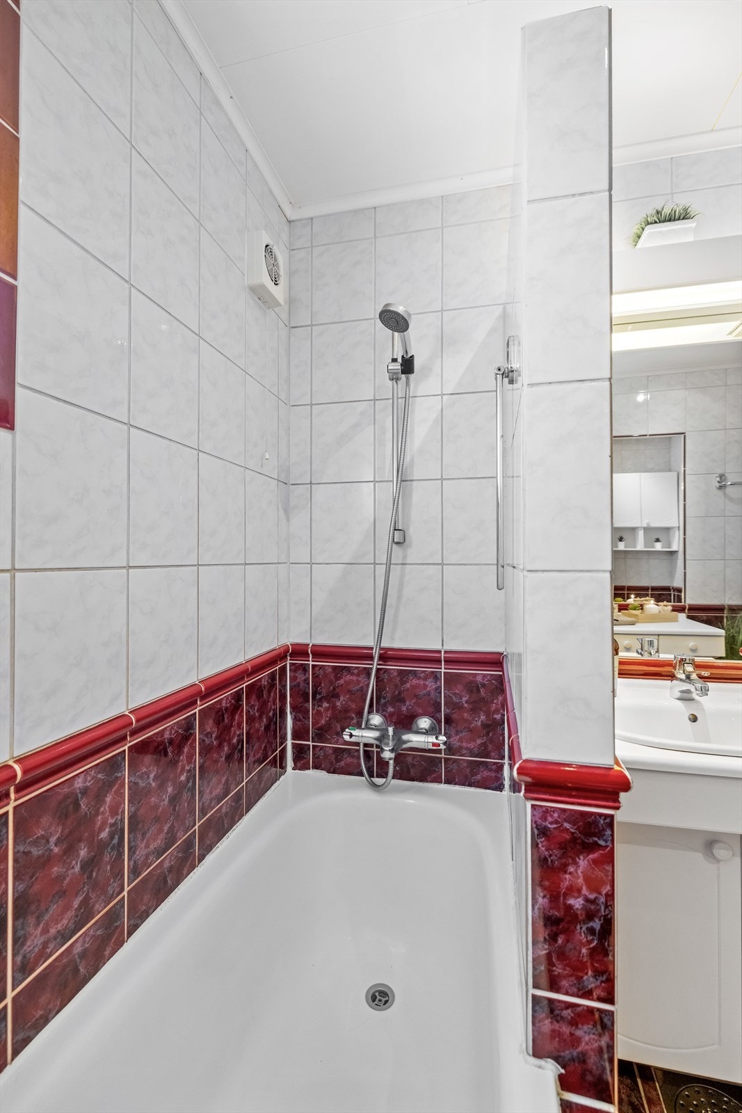 Badet er utstyrt med badekar, som gir mulighet for en avslappende stund. Galleribilde