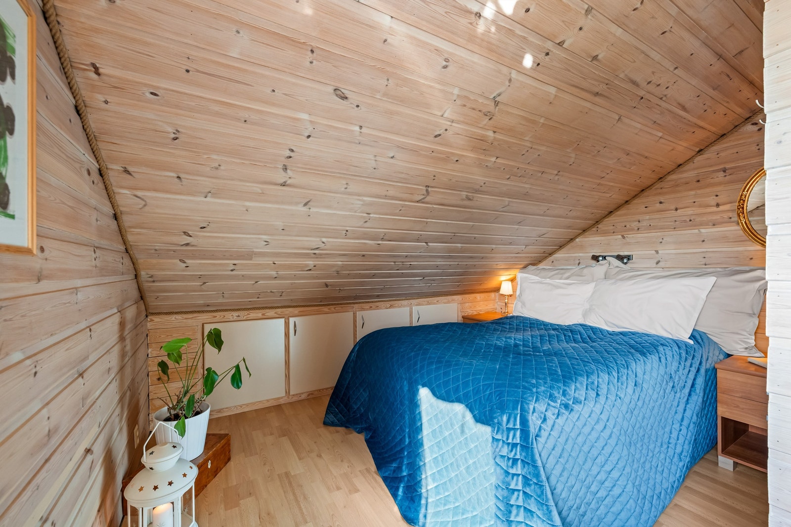 Her er det god plass til en dobbeltseng og oppbevaringsmøbler under skråtaket. Ikke godkjent for varig opphold Galleribilde