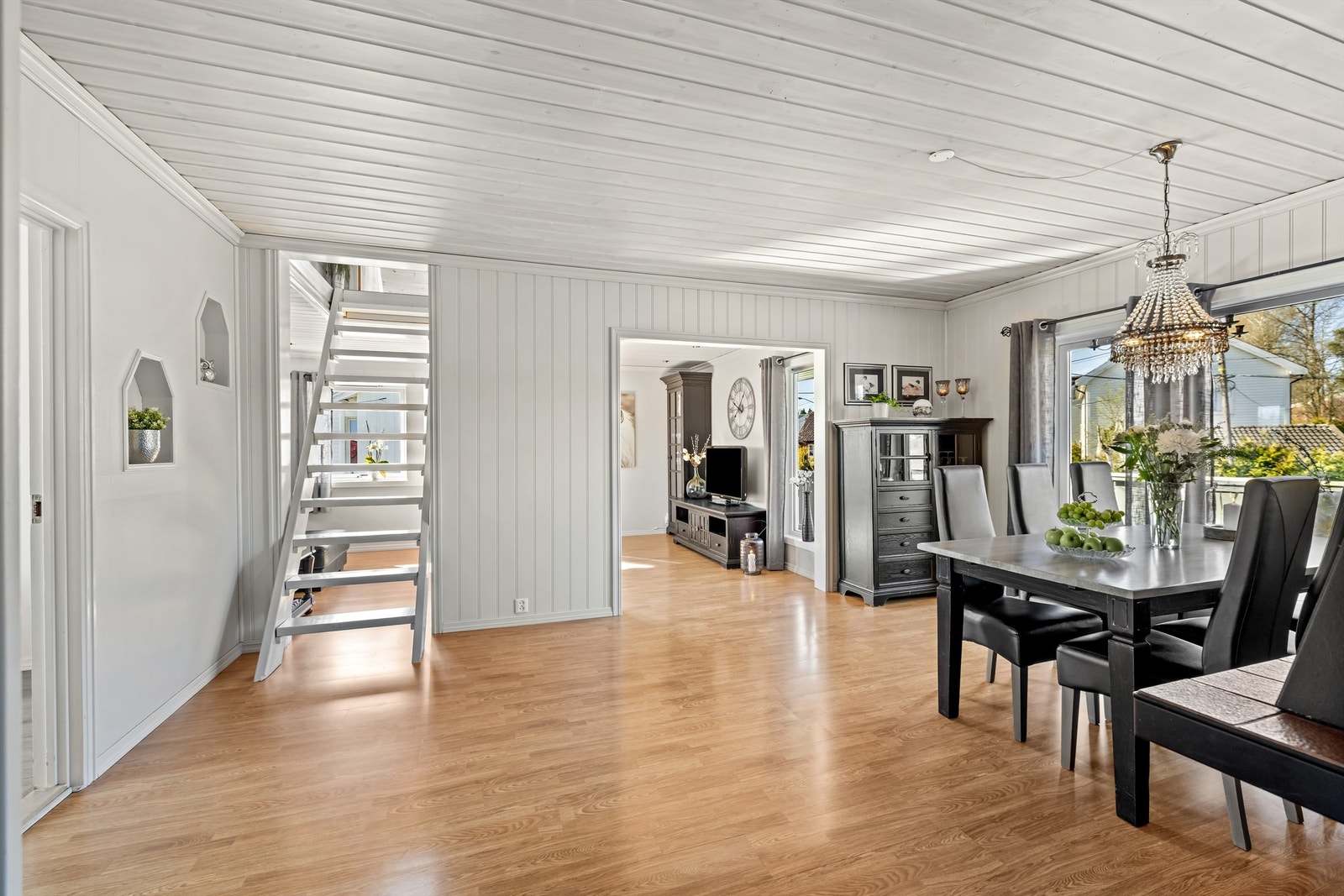 Den store stuen gir fleksible møbleringsmuligheter. Fra stuen leder en trapp opp til det innredede loftsrommet. Galleribilde