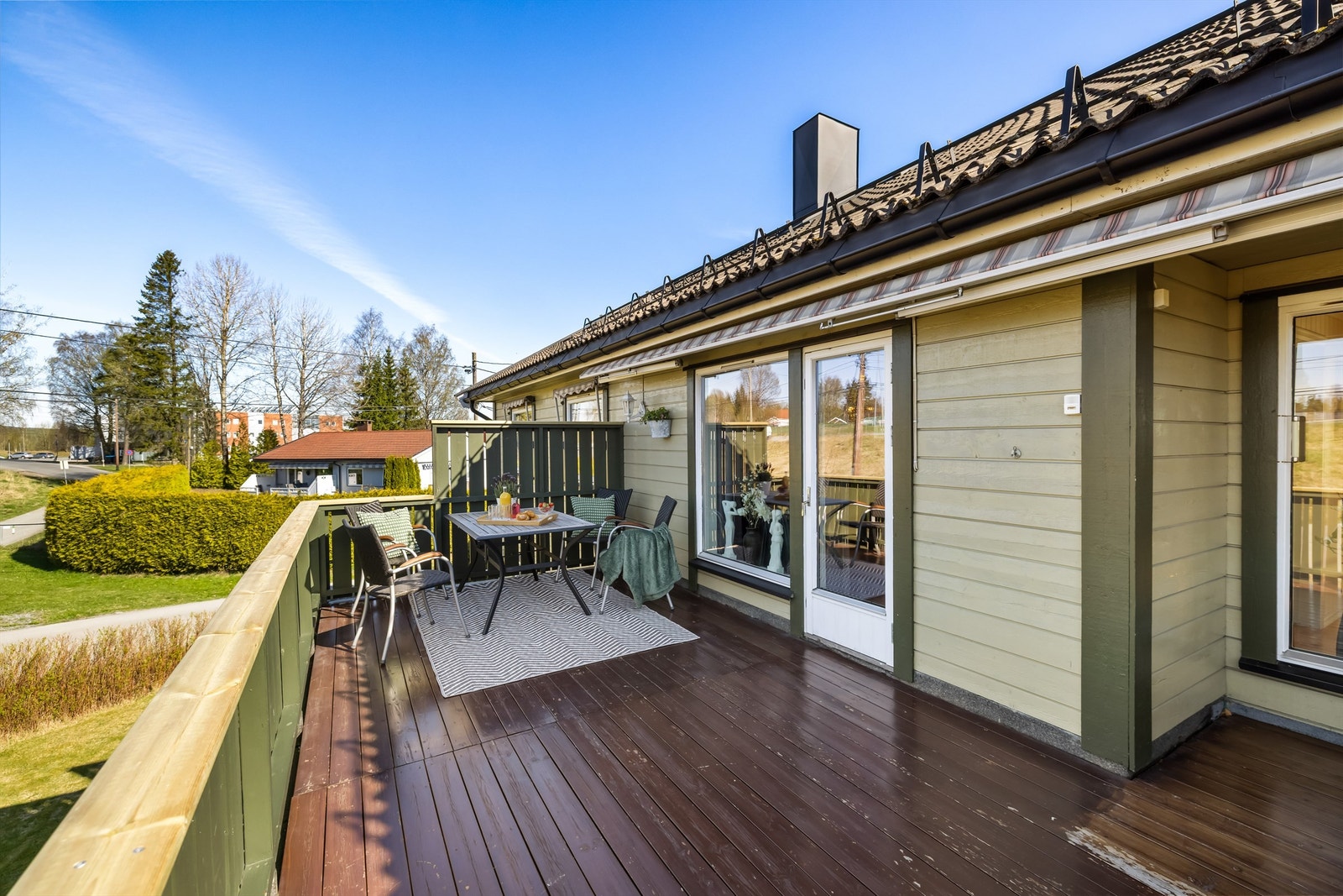 Balkongen er bygget i trekonstruksjon med terrassebord på gulvet. Galleribilde
