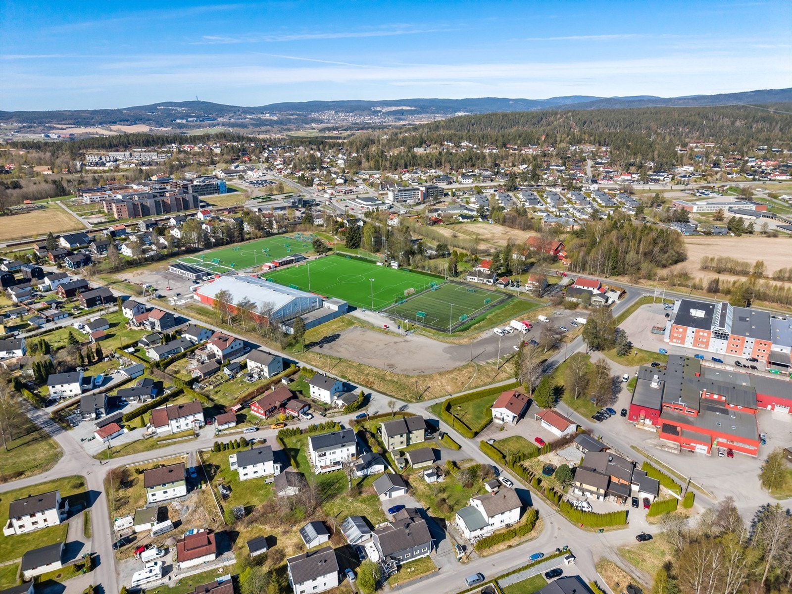 Beliggenheten er sentral og barnevennlig, med kort gangavstand til skoler, barnehager og idrettsanlegg som Skedsmo stadion. Galleribilde
