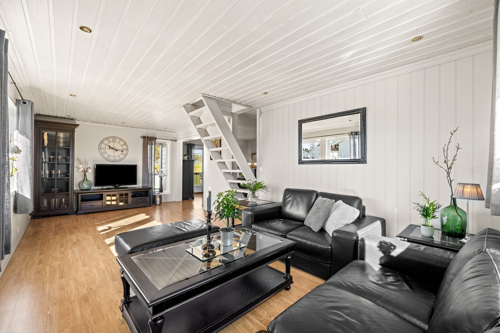 Romslig stue med plass til en stor sofagruppe. Galleribilde