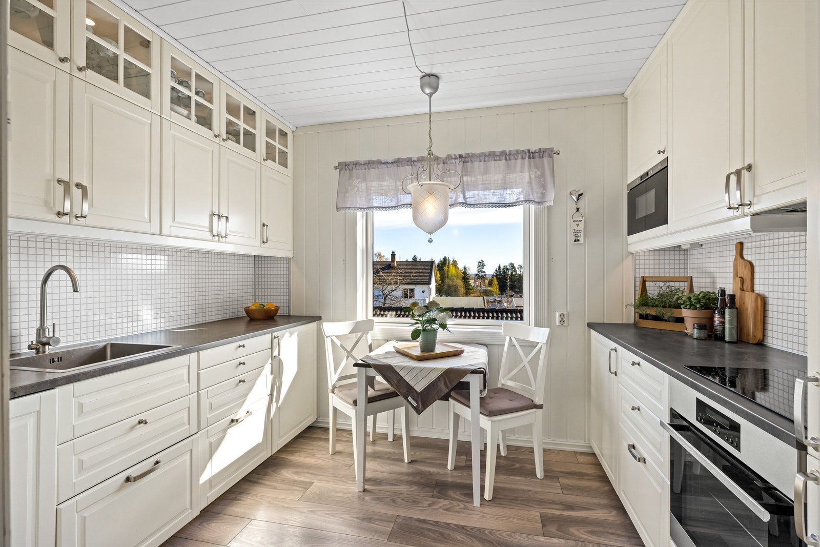 Separat kjøkken med Ikea innredning fra 2014 og plass til en hyggelig spiseplass ved vinduet. Her er det lagt varmekabler i gulvet. Galleribilde