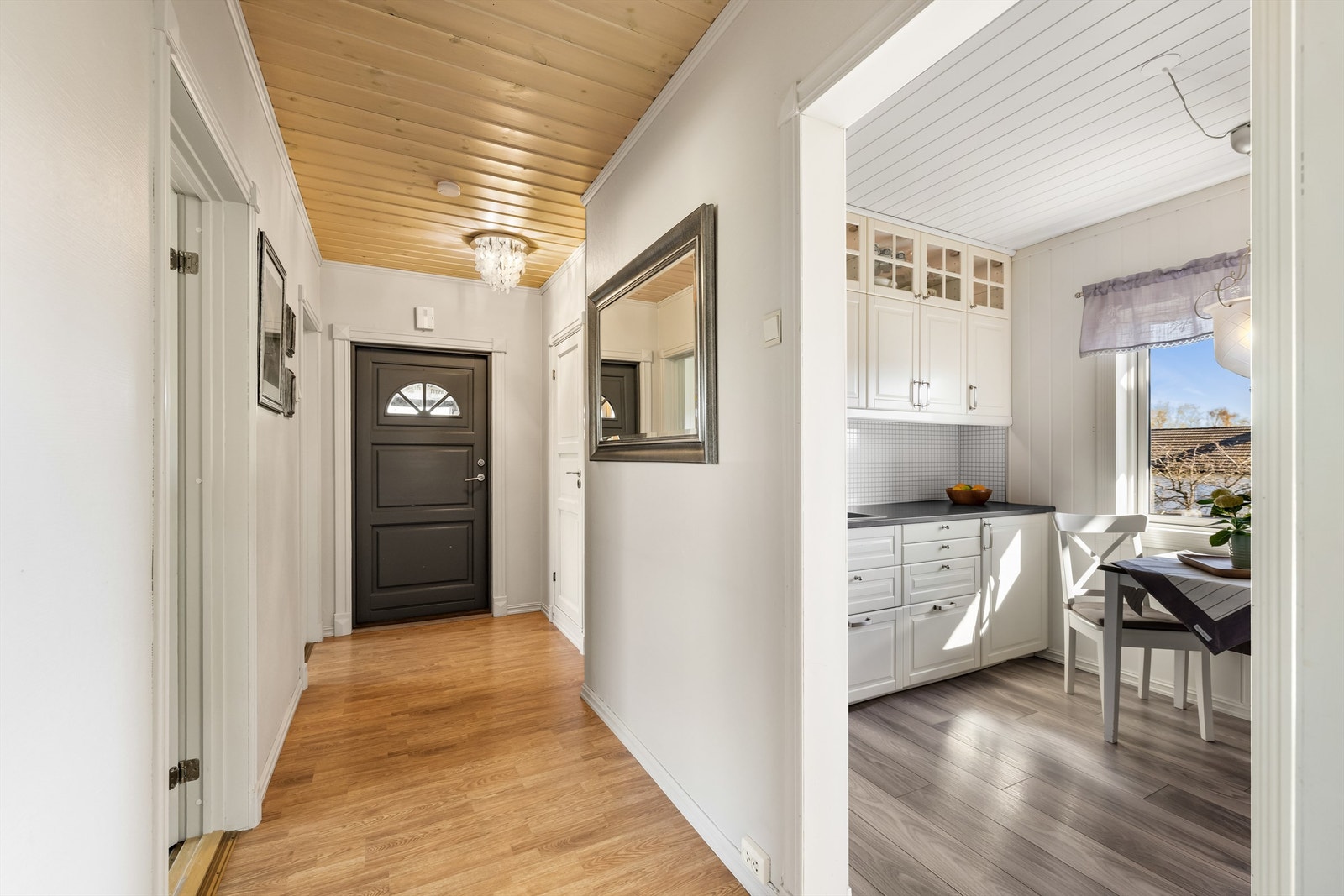 Entréen gir et godt førsteinntrykk og har en praktisk tilknytning til kjøkkenet og gangen som leder videre inn i boligen. Galleribilde