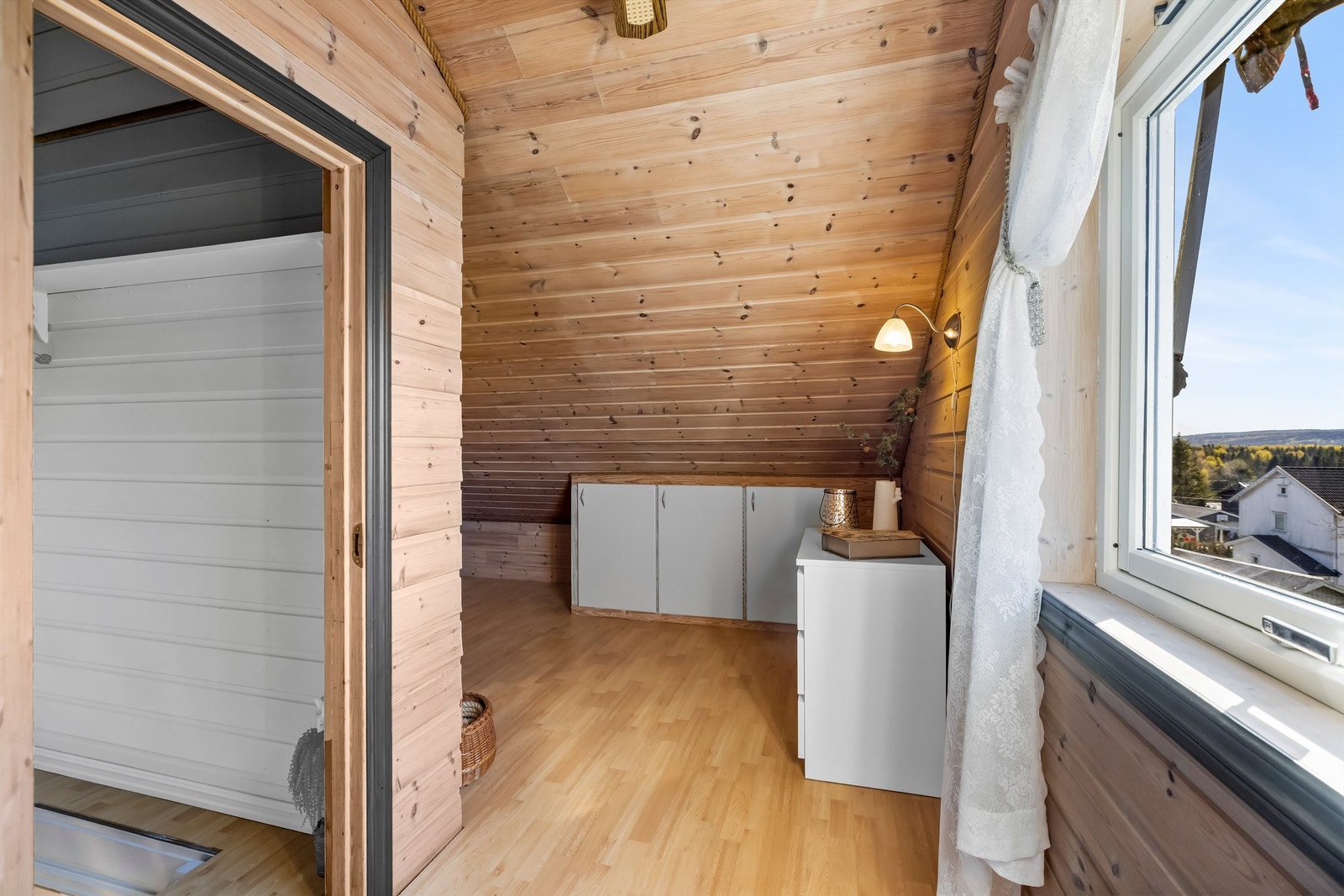 Loftsrommet har smarte oppbevaringsløsninger og godt med gulvplass. Galleribilde