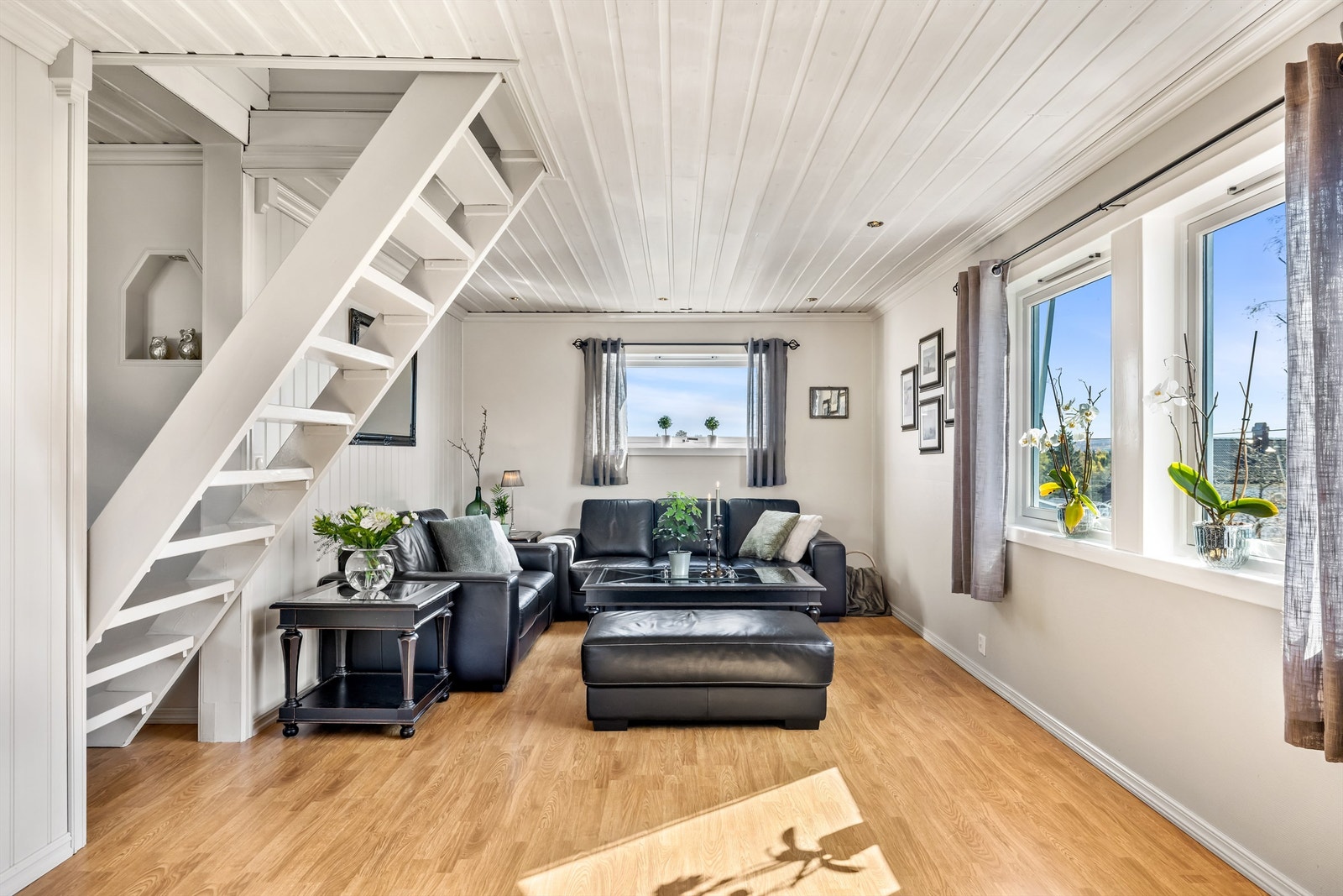 Vinduene slipper inn godt med dagslys i stuen. Galleribilde