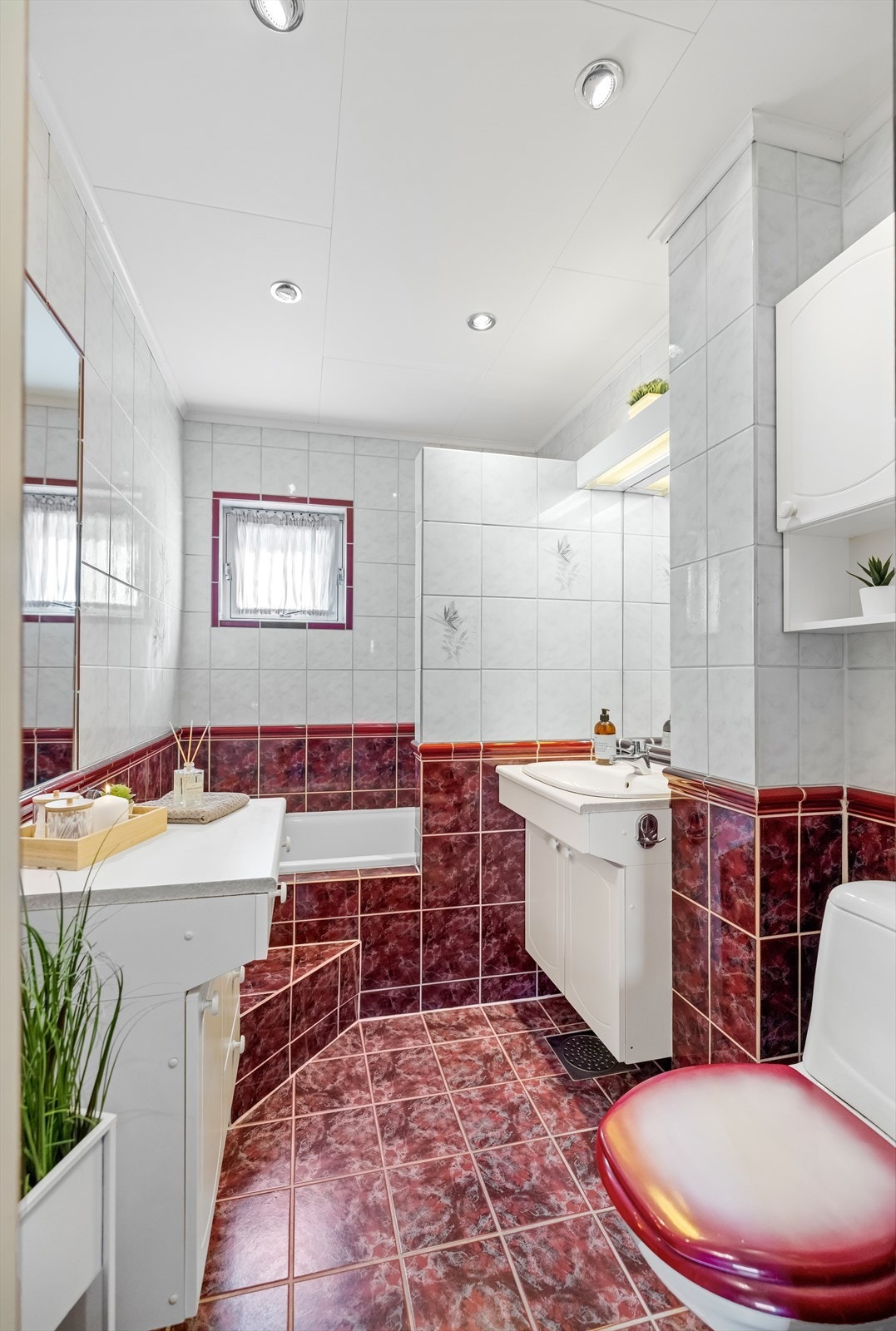 Badet har mekanisk avtrekksvifte og ventil i vindu for god ventilasjon. Galleribilde