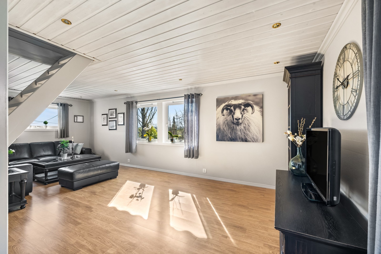 Stuen er delt inn i soner, med en egen del som egner seg godt som TV-stue. Galleribilde