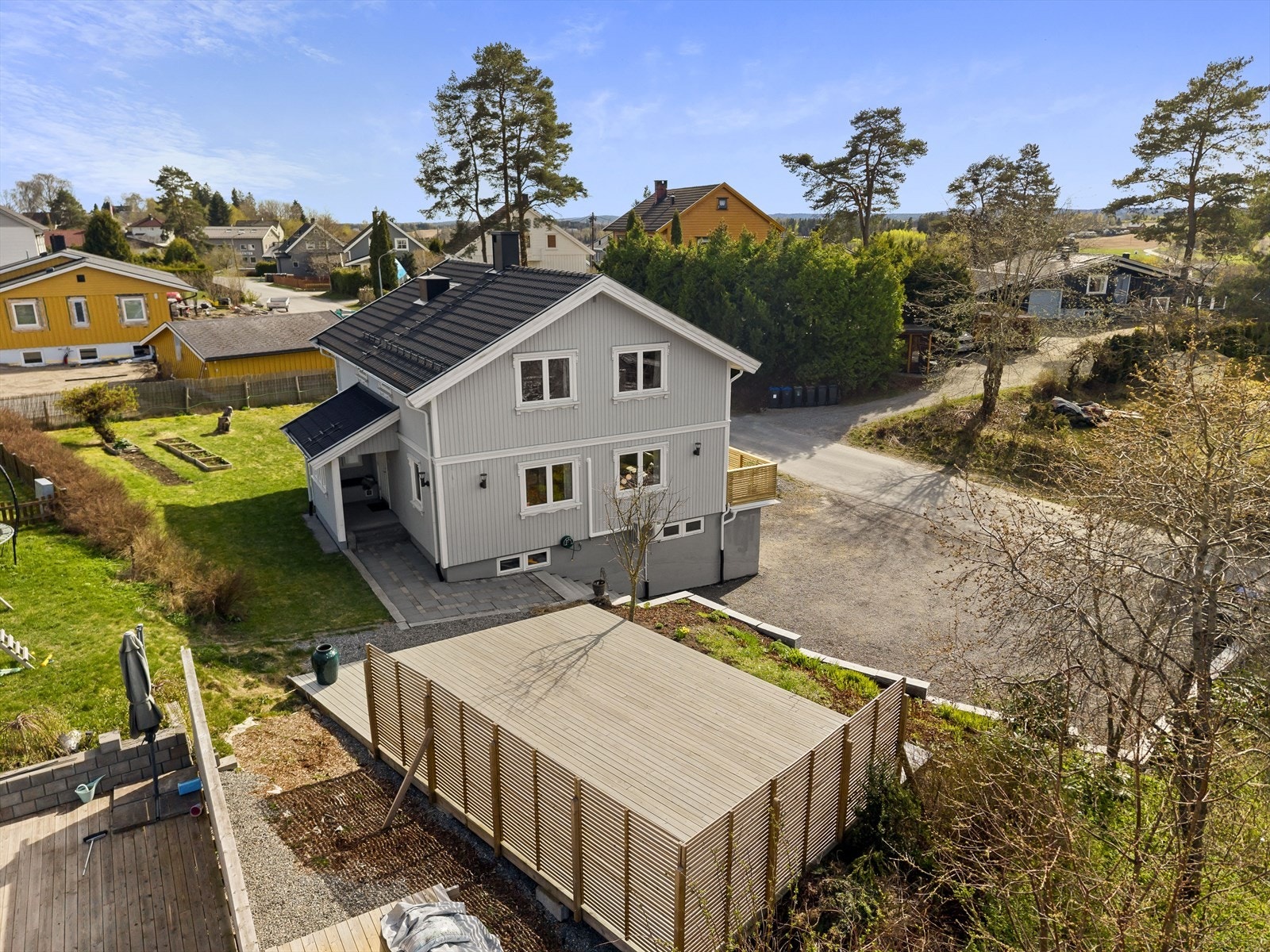 skjermet terrasse og stor hage Galleribilde