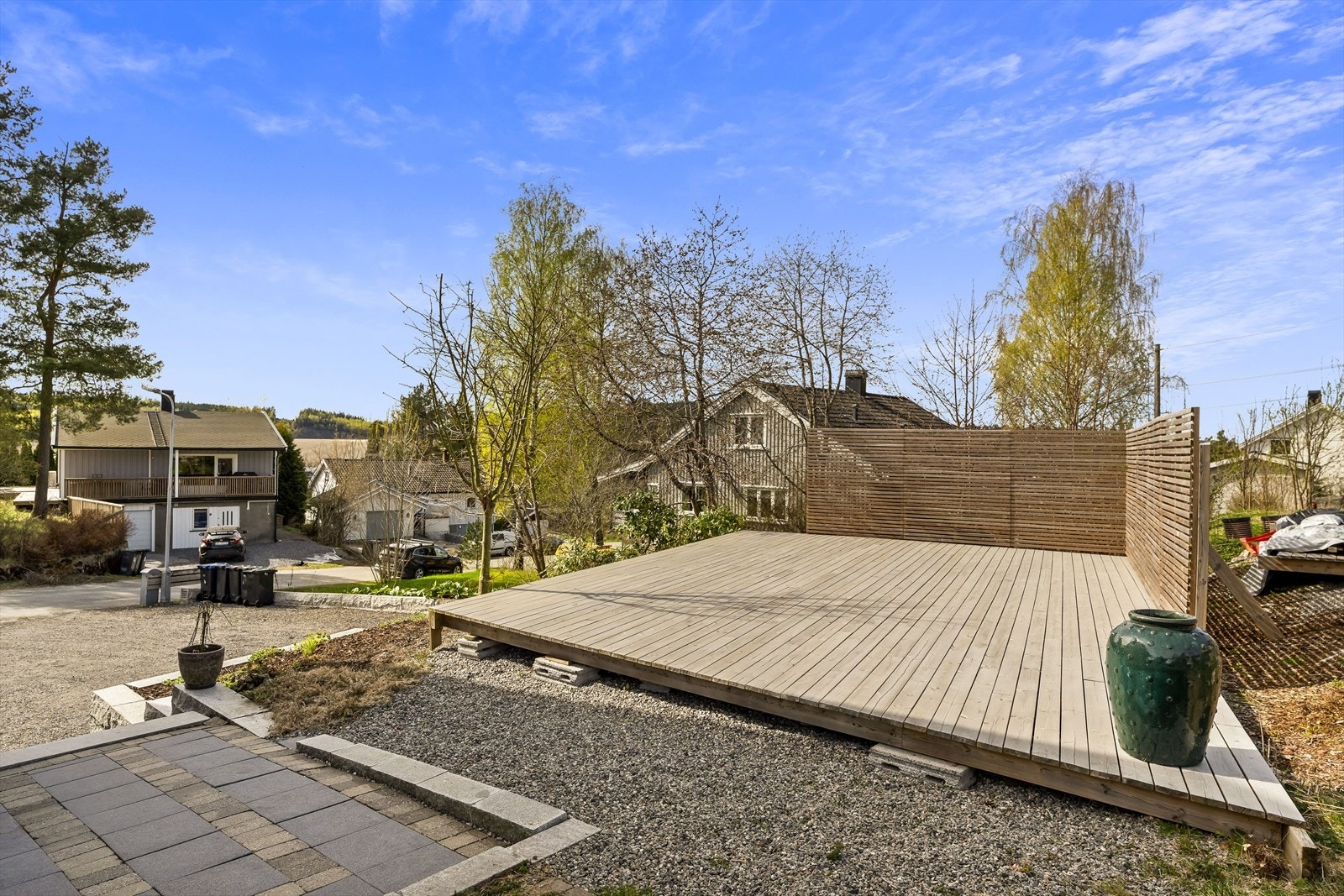 Meget solrik terrasse med levegger for skjerming Galleribilde