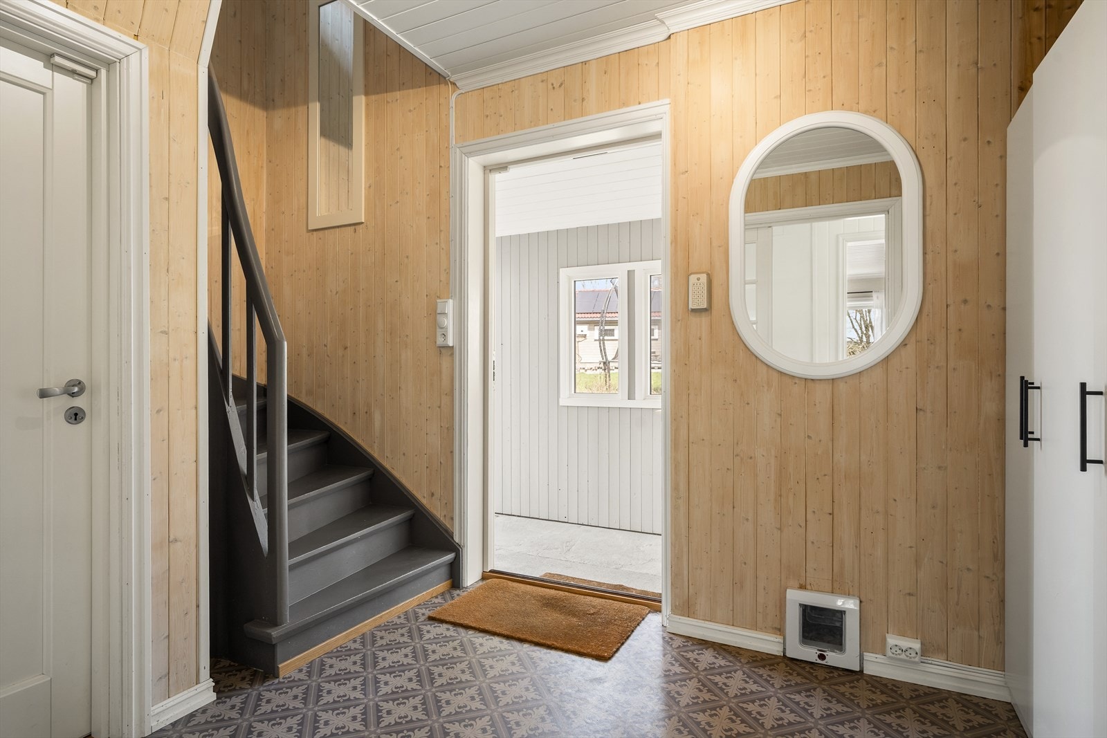 Entre med trapp til 2.etasje og kjeller. Galleribilde