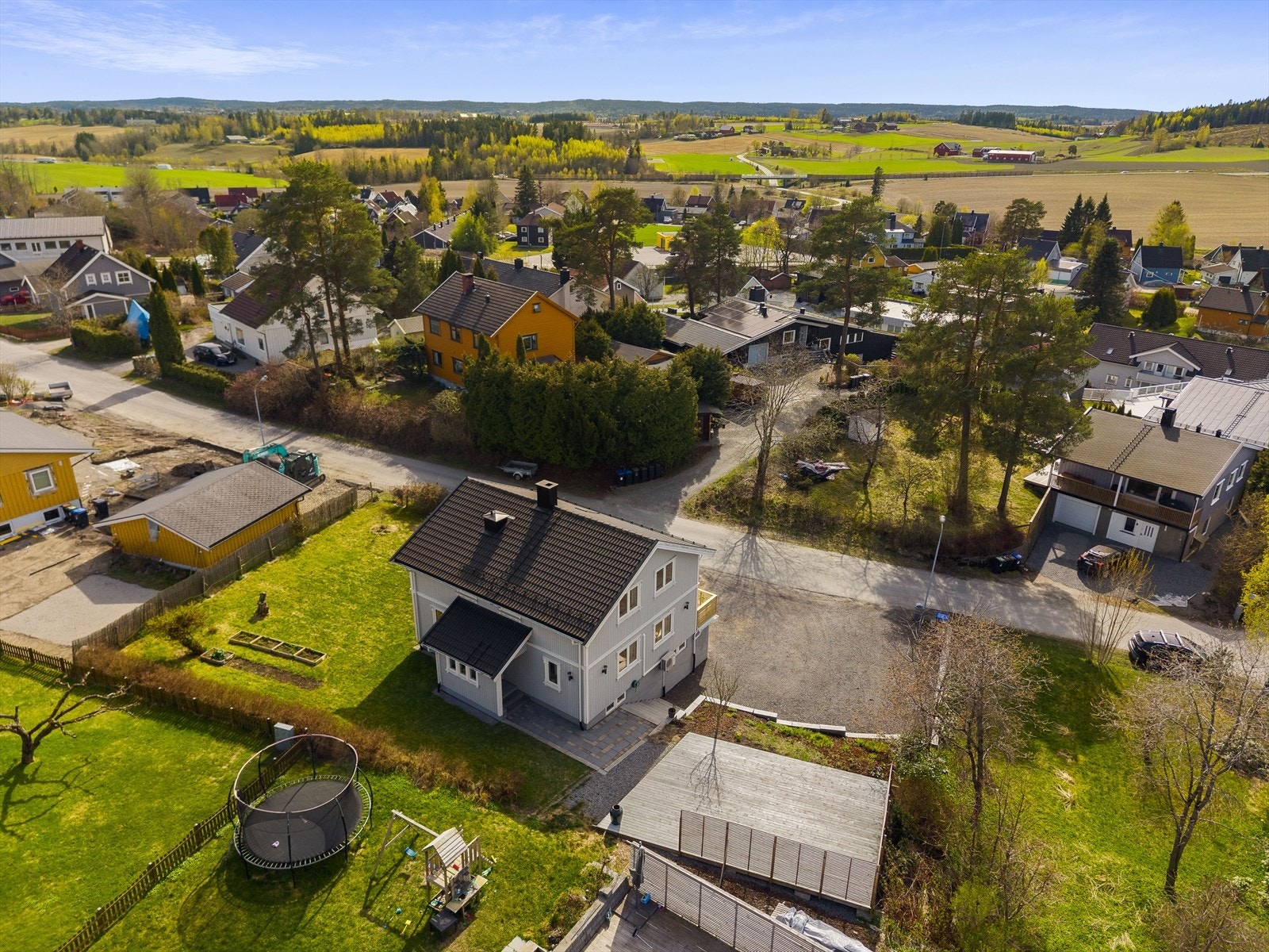Stor fin tomt med god plass både i hage og gårdsplass Galleribilde