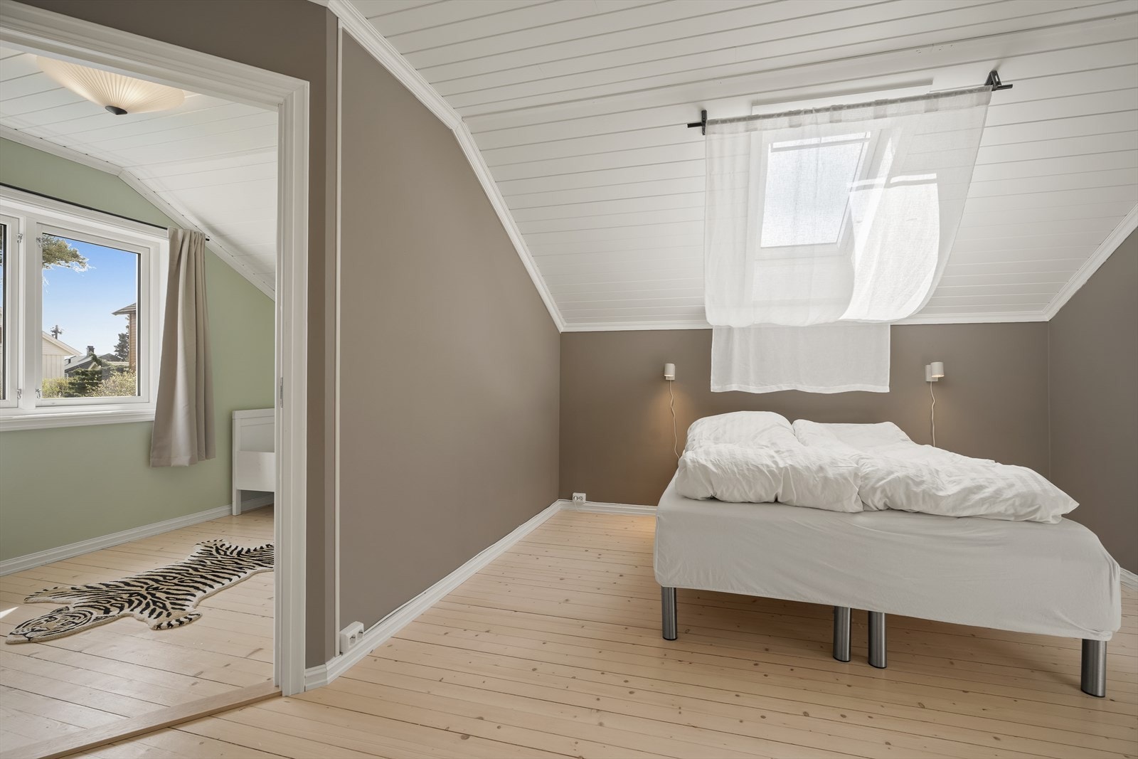 Soverom 2 med inngang til soverom 3 Galleribilde