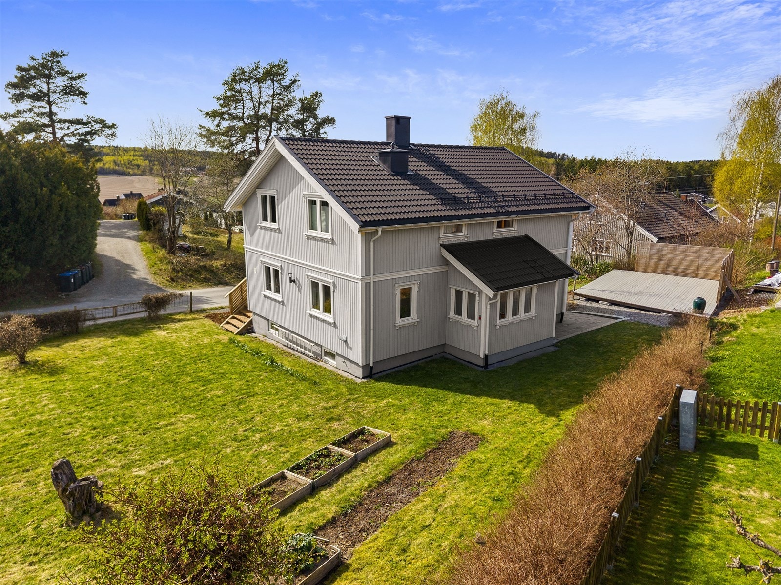 hagen har god plass til lek men også dyrking og planter Galleribilde